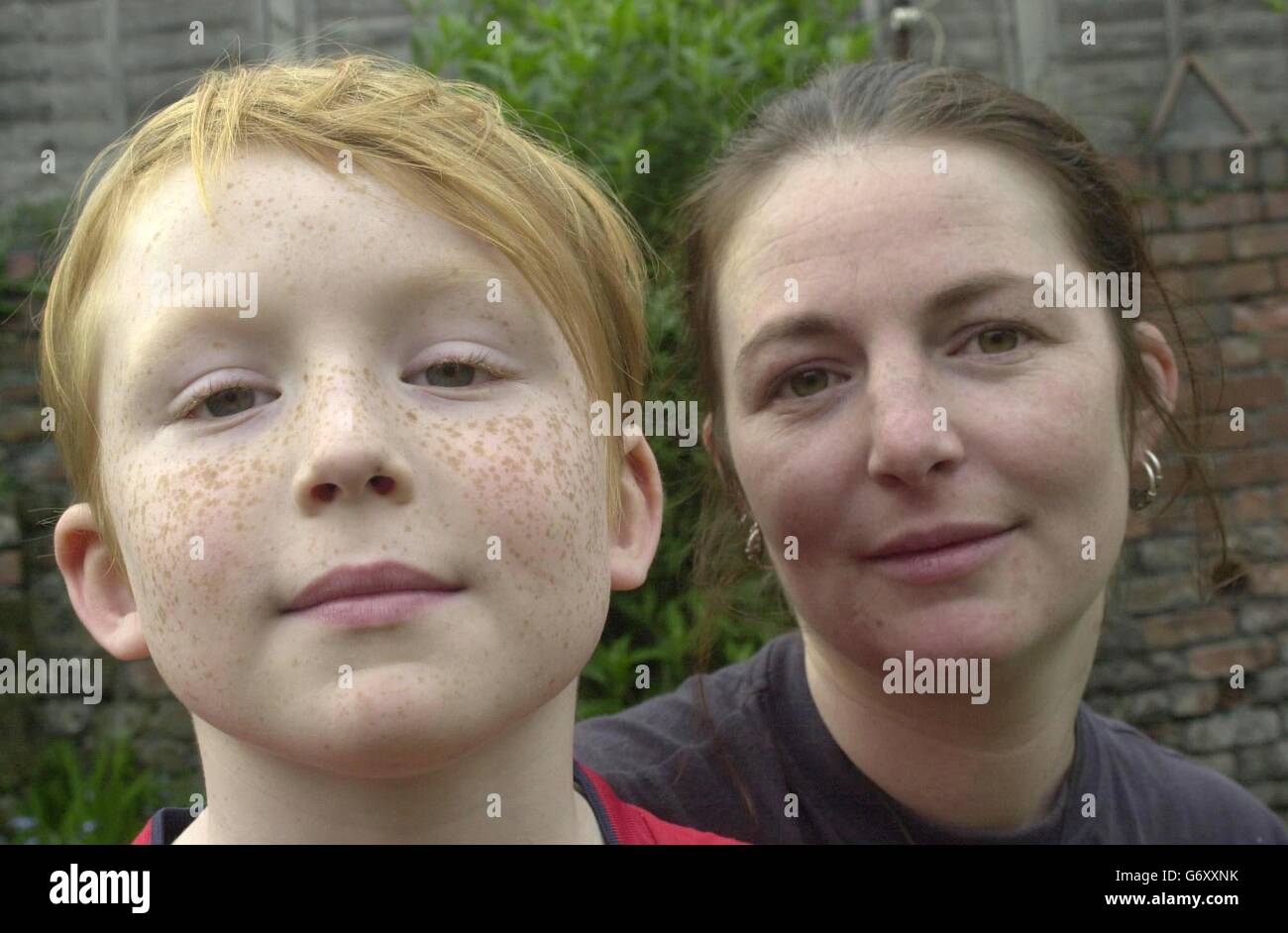 Helen Marshall mit ihrem achtjährigen Sohn Joseph, der Hillcrest Primary School, Totterdown, Bristol besucht. Joseph wurde von der Einnahme von Sonnencreme in die Schule verboten, da es eine Gesundheitsgefährdung für andere Schüler darstellt, obwohl er es auf seiner sehr schönen Haut verwenden muss. Stockfoto