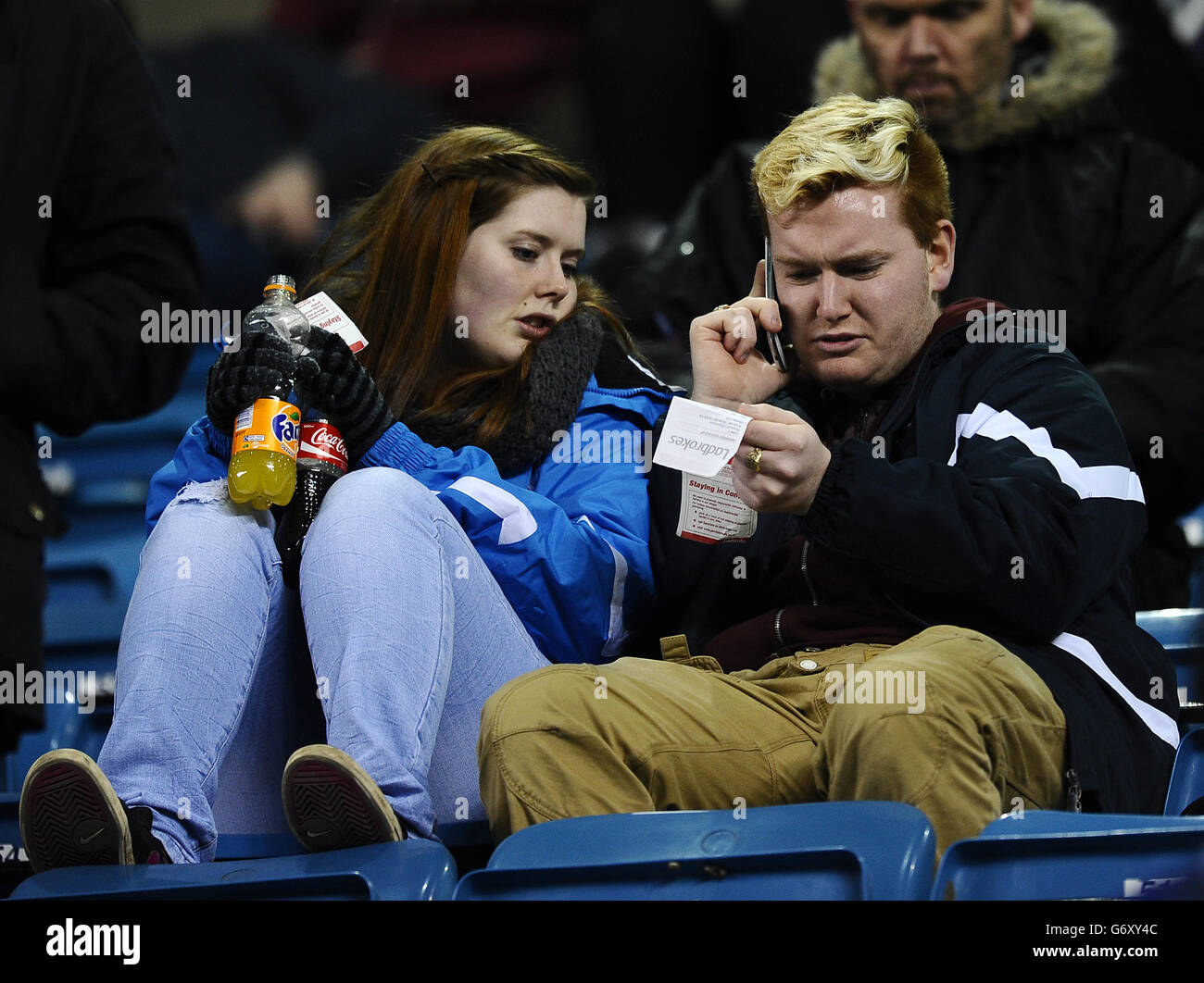 Fußball - Sky Bet Championship - Millwall gegen Birmingham City - The Den. Ein Fan von Birmingham City überprüft seinen Wettschein auf der Tribüne Stockfoto