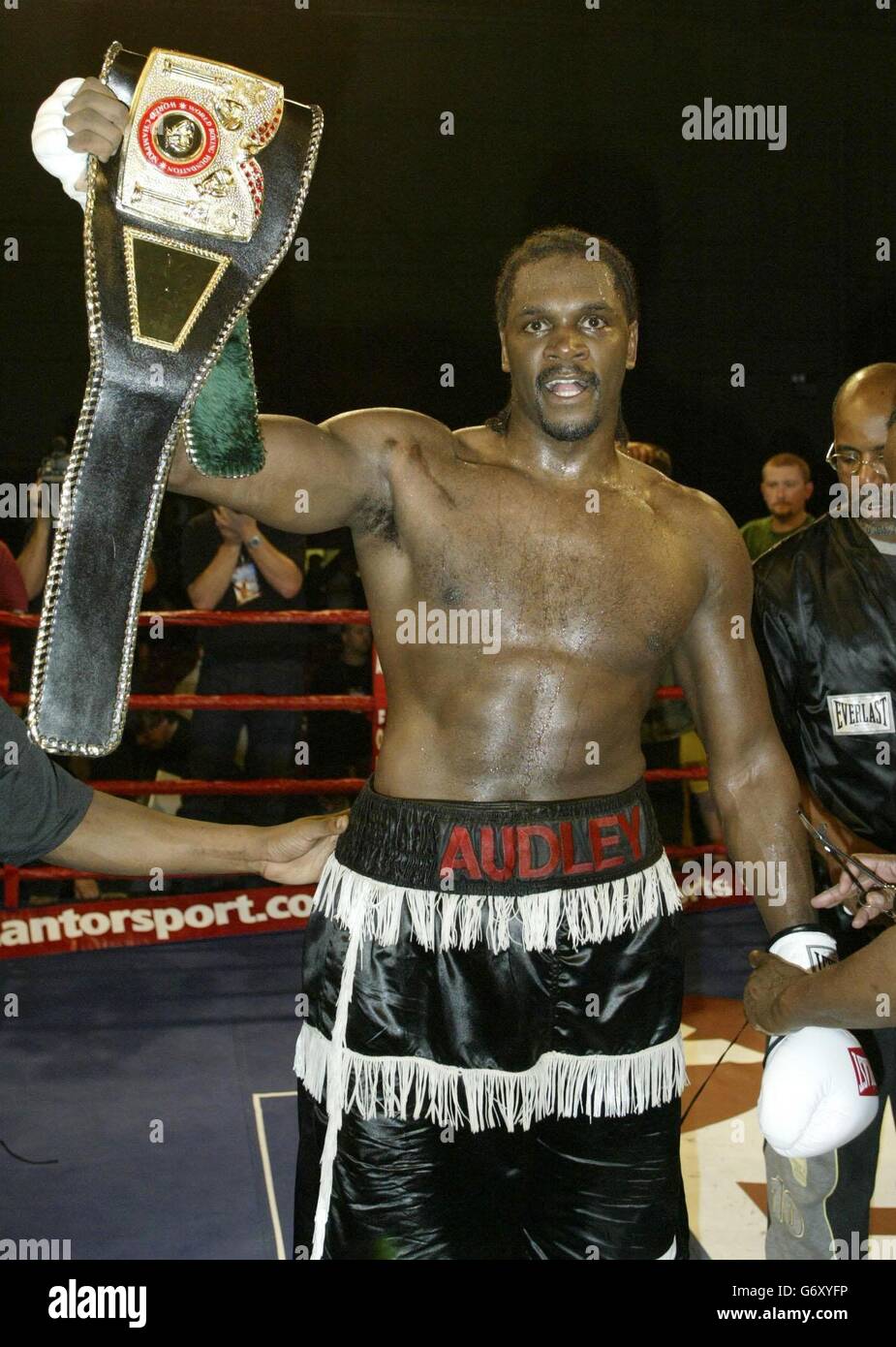 Audley Harrison feiert nach seinem Punkterieg gegen Julius Francis in ihrem WBF World Heavyweight Championship Kampf im Whitchurch Sports Center. Stockfoto