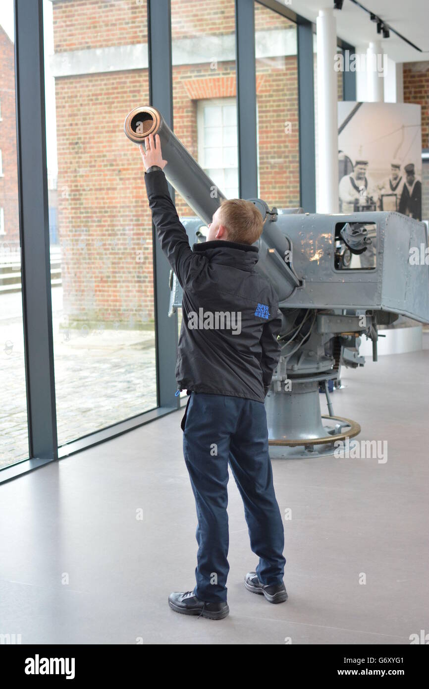 Die 4-Zoll-Kanone von HMS Lance, die den ersten britischen Schuss auf See des Ersten Weltkriegs am 5. August 1914 abfeuerte, geht auf dem Display als Teil eines Trios von &pound;11.5 Millionen Ausstellungen, die in Portsmouth Historic Dockyard, Hampshire, Diese Woche erzählt 100 Jahre von "unerzählten Geschichten" der Royal Navy. Stockfoto