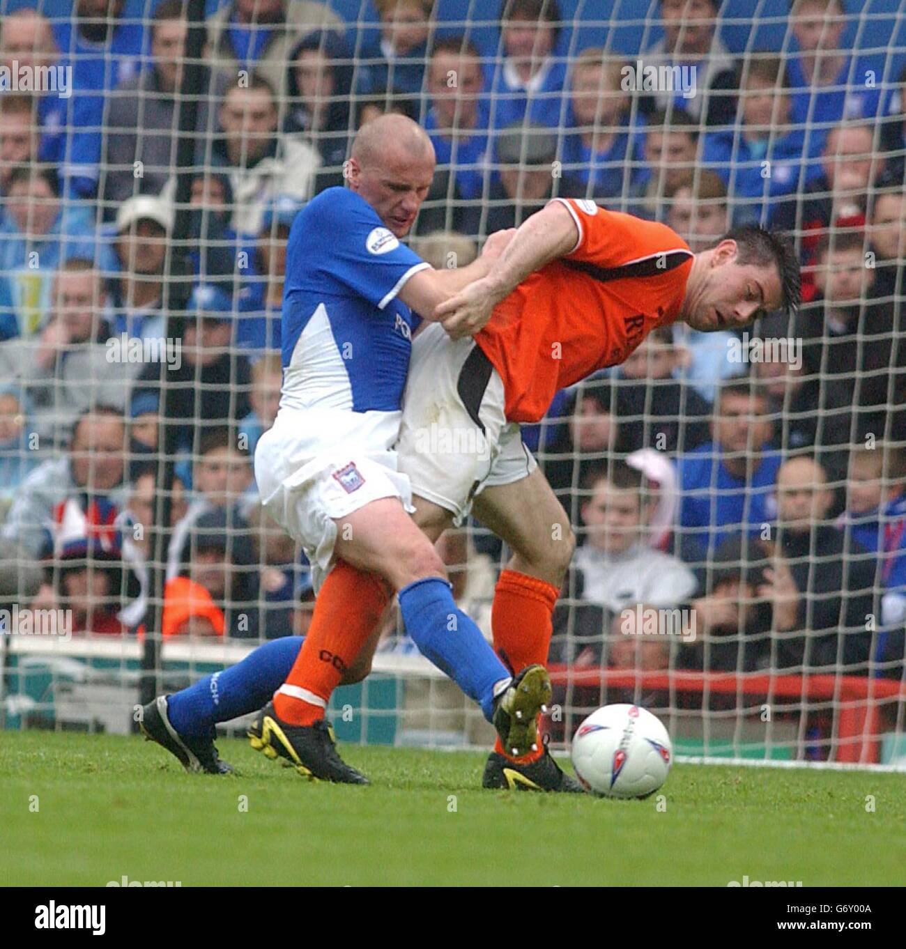 Matt Elliott von Ipswich Town (links) und Alan Lee von Cardiff City kämpfen in ihrem Nationwide Division One-Spiel in der Portman Road, Ipswich, gegen die Schlacht. Endergebnis 1:1. SEIN BILD KANN NUR IM RAHMEN EINES REDAKTIONELLEN FEATURES VERWENDET WERDEN. KEINE INOFFIZIELLE NUTZUNG DER CLUB-WEBSITE. Stockfoto
