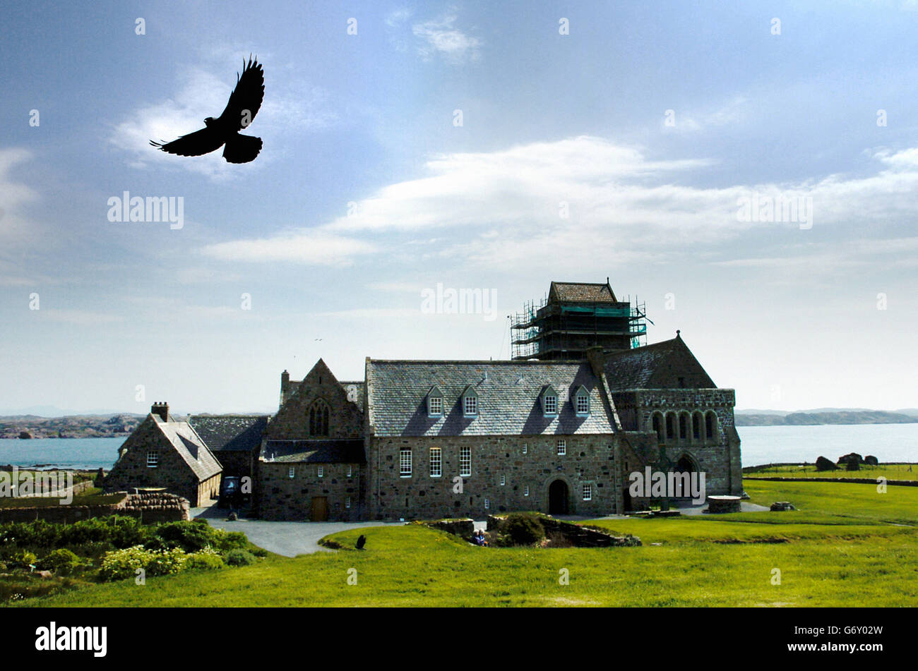 Gebäude und Denkmäler - Iona Abbey - Schottland. Ein schwarzer Rabe schwebt über der Abtei von Iona. Stockfoto