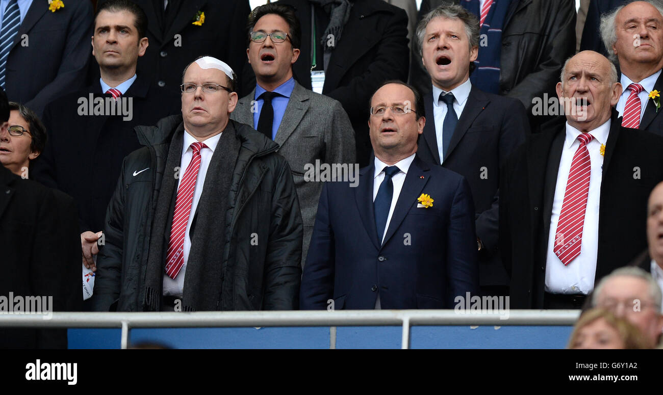Rugby Union - RBS Six Nations - Frankreich / Irland - Stade de France. Der französische Präsident Francois Hollande (Mitte) und Prinz Albert II. Von Monaco (links) vor dem Start auf den Tribünen Stockfoto