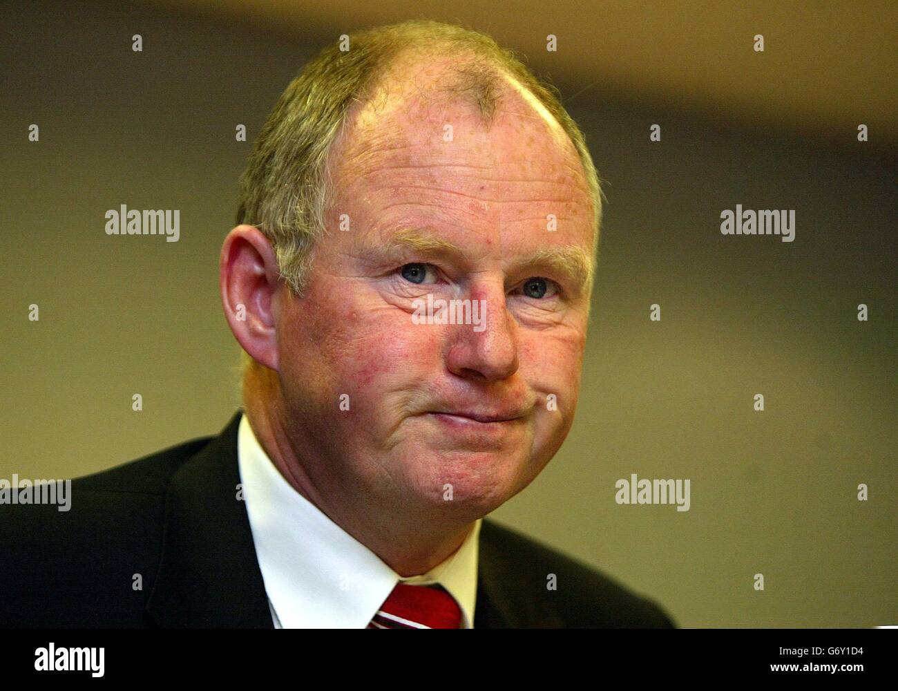 Der Millionär-Baumagnat Steve Morgan spricht in Warrington über seine Vorschläge, die eine Injektion von bis zu 73 Millionen in den Liverpool Football Club sehen könnten. Das Angebot folgt auf ein 60-Millionen-Angebot des thailändischen Premierministers Thaksin Shinawatra für 30% der Clubanteile. Stockfoto