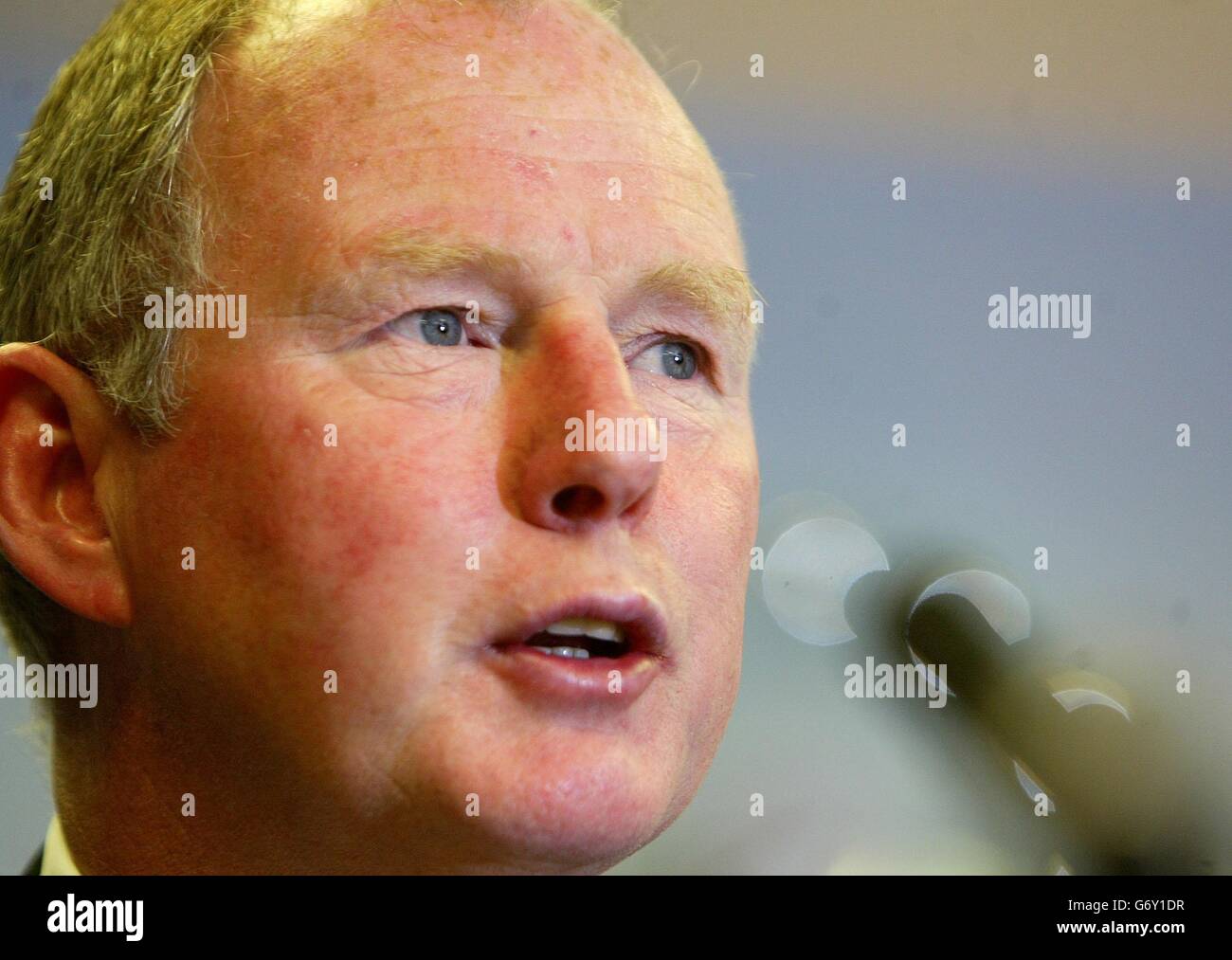Steve Morgan auf einer Pressekonferenz Stockfoto