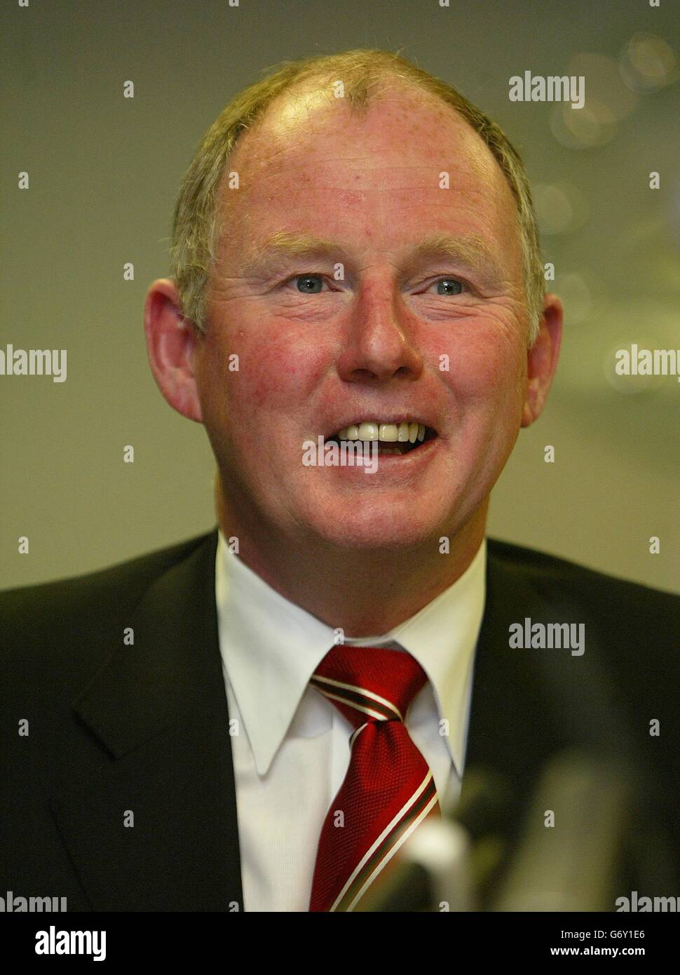 Steve Morgan auf einer Pressekonferenz Stockfoto