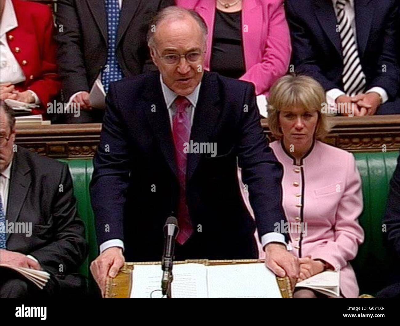 Oppositionsführer Michael Howard spricht im Unterhaus während seiner wöchentlichen "Fragestunde des Premierministers" den britischen Premierminister Tony Blair an. Stockfoto