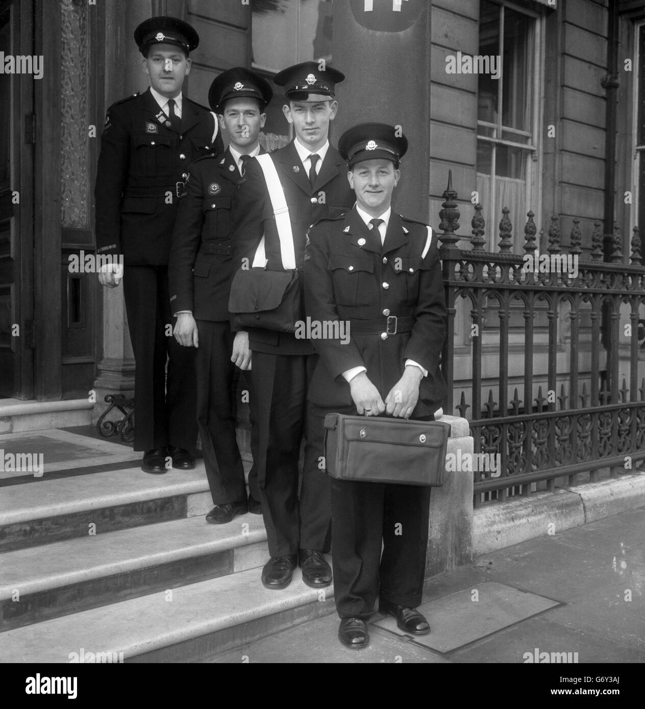 Vier von sechs Parteien des britischen Roten Kreuzes fliegen aus, um medizinische und soziale Arbeit für den Watutsi-Stamm in Uganda zu leisten. Am Hauptsitz der British Red Cross Society in London sind (l-r) Stuart Grafton, 25, aus Coventry; Leslie Treaquist, 23, Von Havant; Nigel Wickes, 19, von Southampton; und John Smith, 33, von Putnoe. Stockfoto