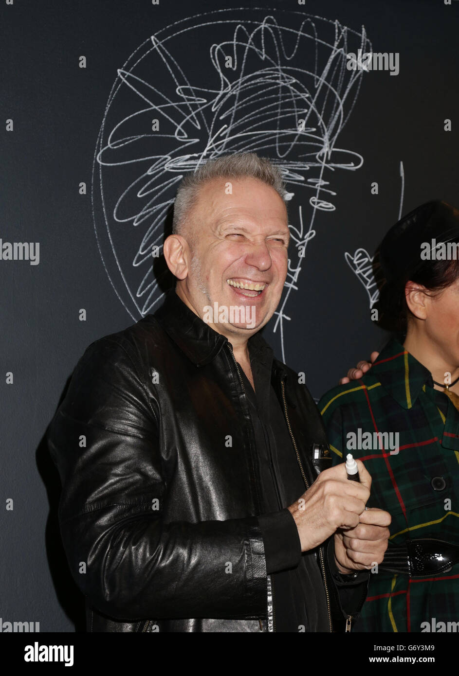 Jean Paul Gaultier steht mit einer Wand vor einer Medienansicht der „Modewelt von Jean Paul Gaultier: Vom Bürgersteig zum Laufsteg“ - der ersten großen Ausstellung, die dem berühmten französischen Modeschöpfer gewidmet ist, Darunter Kostüme für Film und Performance, darunter der konische BH und das Korsett, das Madonna während ihrer Blonde Ambition World Tour 1990 trug, Bühnenkostüme, die für Kylie Minogue entworfen wurden, sowie Stücke, die unter anderem für die Filme von Pedro Almodovar in der Barbican Art Gallery in London entstanden sind. Stockfoto