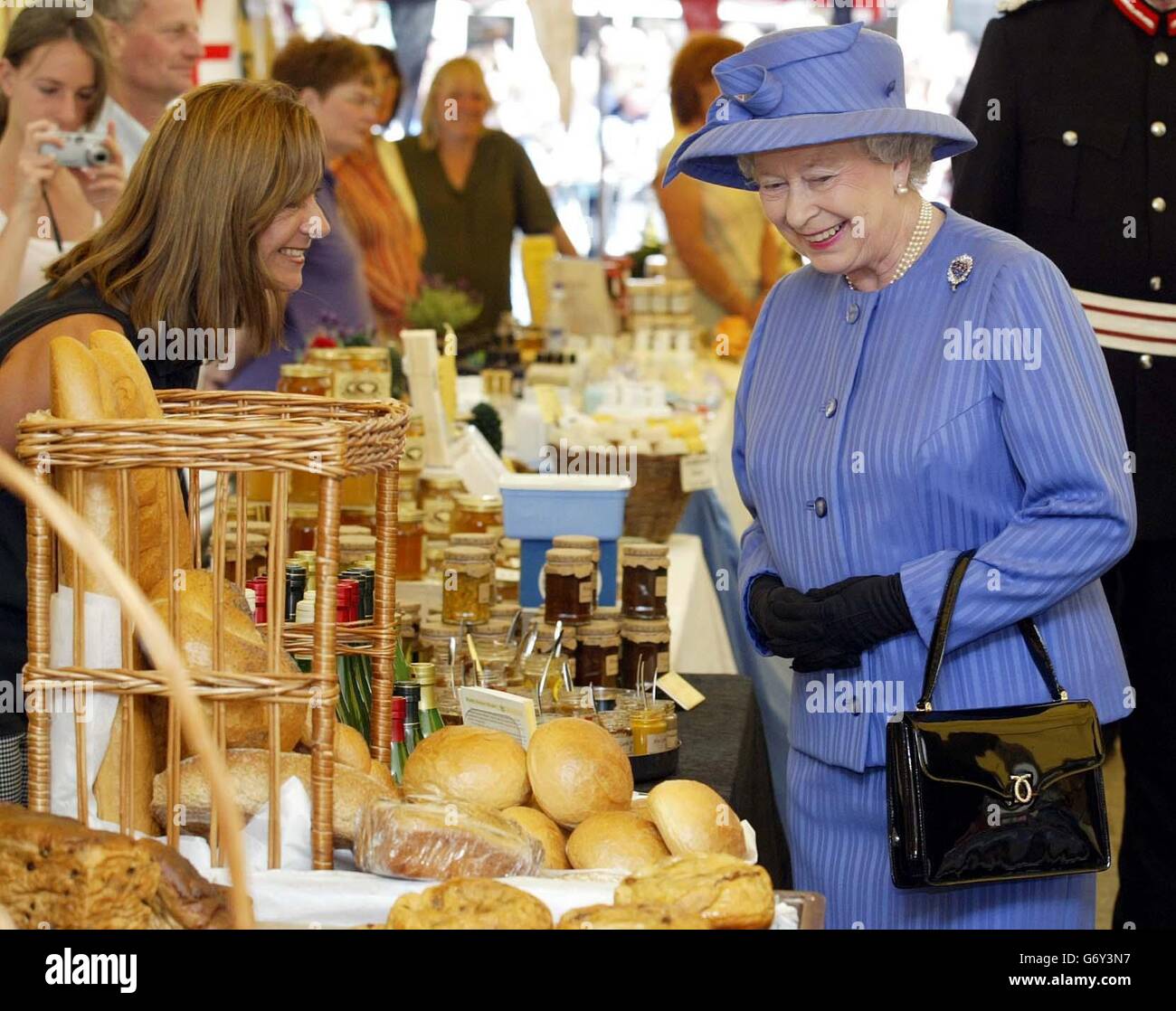 Königin Elizabeth II. Genießt eine Tour durch den Bauernmarkt in St. Thomas' Square, Newport, auf der Isle of Wight als Teil einer Reihe von Besuchen rund um die Insel. Zuvor besuchte sie Osborne House, East Cowes, das Familienhaus ihrer Urgroßmutter Queen Victoria. Stockfoto