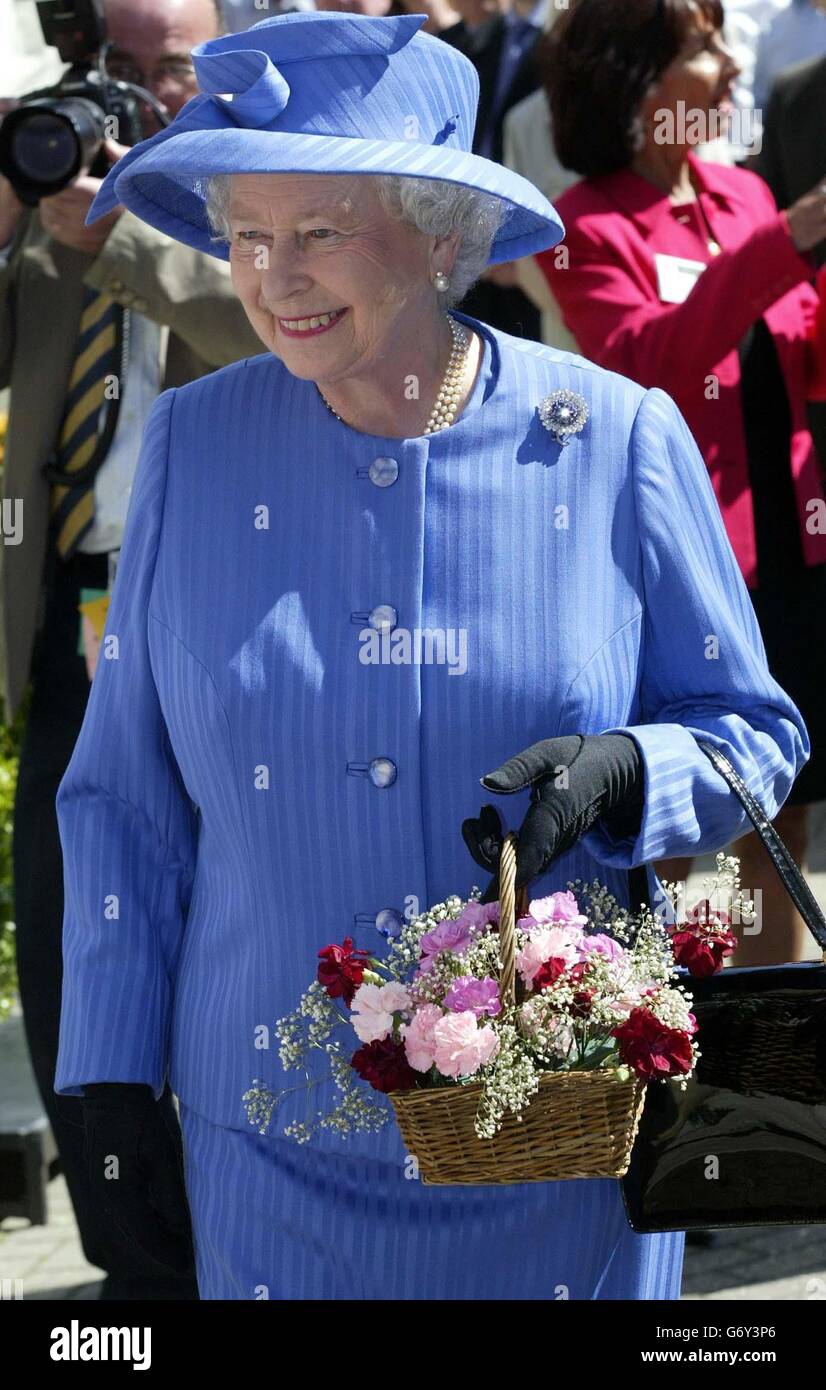 Queen Elizabeth II genießt den Bauernmarkt in St. Thomas' Square, Newport, auf der Isle of Wight als Teil einer Reihe von Besuchen rund um die Insel. Zuvor besuchte sie Osborne House, East Cowes, das Familienhaus ihrer Urgroßmutter Queen Victoria. Stockfoto