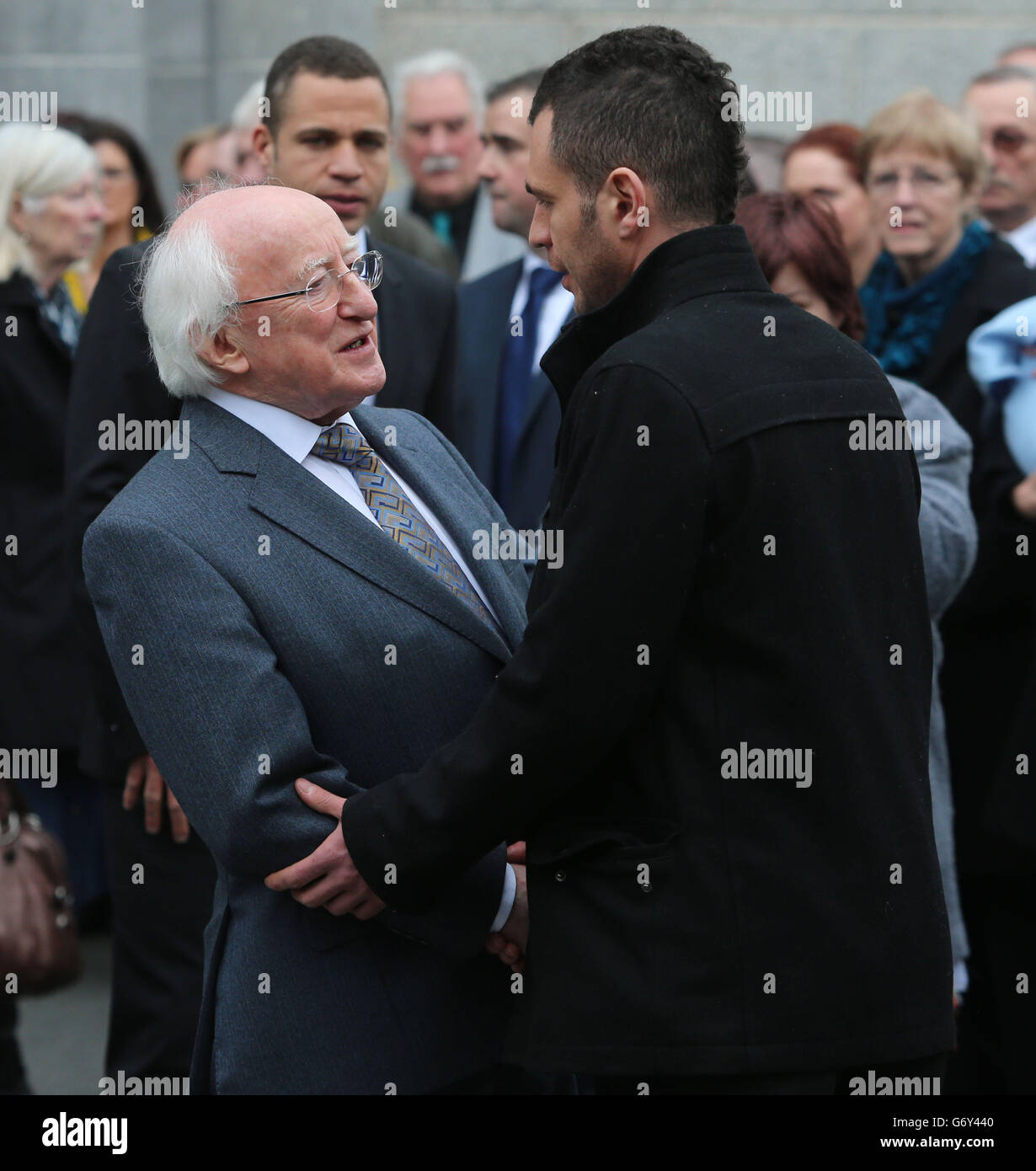 Präsident Michael D Higgins tröstet Darragh, den Sohn von Christine Buckley, einer institutionellen Missbrauchskampagne, die das Aislinn Centre for Missbrauchsüberlebende mitbegründete, während ihrer Trauermesse in der Kirche St. Therese, Mount Merrion, Dublin. Stockfoto