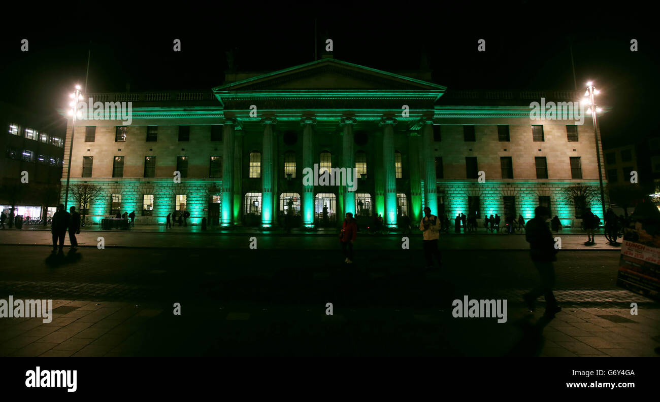 Das General Post Office (GPO) in Dublin ist für das St. Patrick's Festival, das heute beginnt, grün beleuchtet. Stockfoto