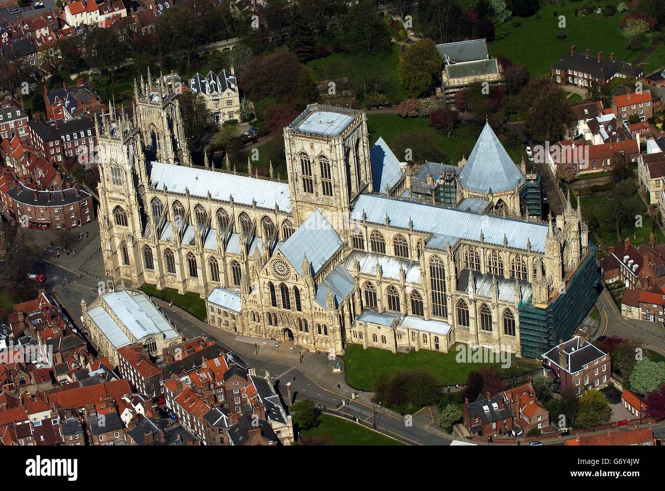 Eine ariel-Ansicht von York Minster, North Yorkshire. 02/11/04: York Minster, wo umstrittene Entry-Gebühren die Kassen seit ihrer Einführung im letzten Sommer um fast 400,000 erhöht haben. Die Mitarbeiter der größten gotischen Kathedrale Nordeuropas sagten, dass die Einführung der Gebühren dazu beigetragen habe, das Defizit des vergangenen Jahres von 612,000 auf 220,000 im Jahr 2003/2004 zu reduzieren. Die Zahlen zeigen, dass 415,000 Besucher 1.5 Millionen Honorare einbringen konnten, wobei die Kathedrale auch von Hinterlassenschaften der Öffentlichkeit profitiert. Stockfoto