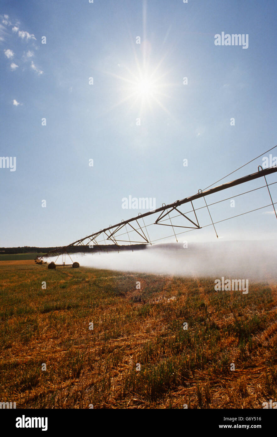 Beregnungs-und Bewässerungstechnik Sprühwasser auf Feldern in der Nähe von Cortez, Colorado, USA Stockfoto