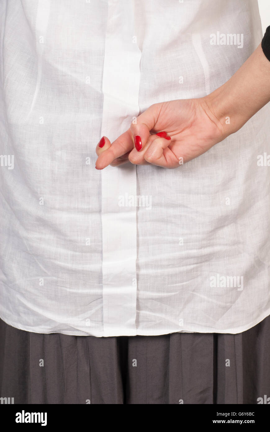 Frau zeigt eine gekreuzte Finger-Geste Stockfoto