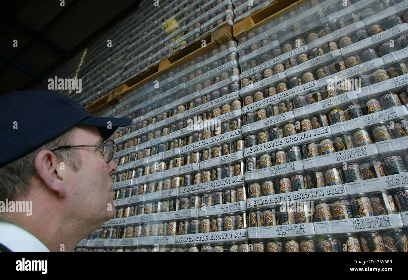 Die Fabrik der Brauerei Scottish Courage, die die Produktion seiner Newcastle ALE Marken auf die Northern Clubs Federation Brewery (NCFB) über die Tyne in Dunston zu bewegen plant, wird es für 7.2 Millionen zu erwerben. Der Umzug an den NCFB-Standort würde den Verlust von rund 100 Arbeitsplätzen zur Folge haben. Die heutige Ankündigung bedeutet, dass die weltberühmte Newcastle Brown Ale seit der Produktion im Jahr 1927 nicht mehr in der Stadt gebraut wird, auch bekannt für ihren Werbeslogan "The One and Only". Stockfoto
