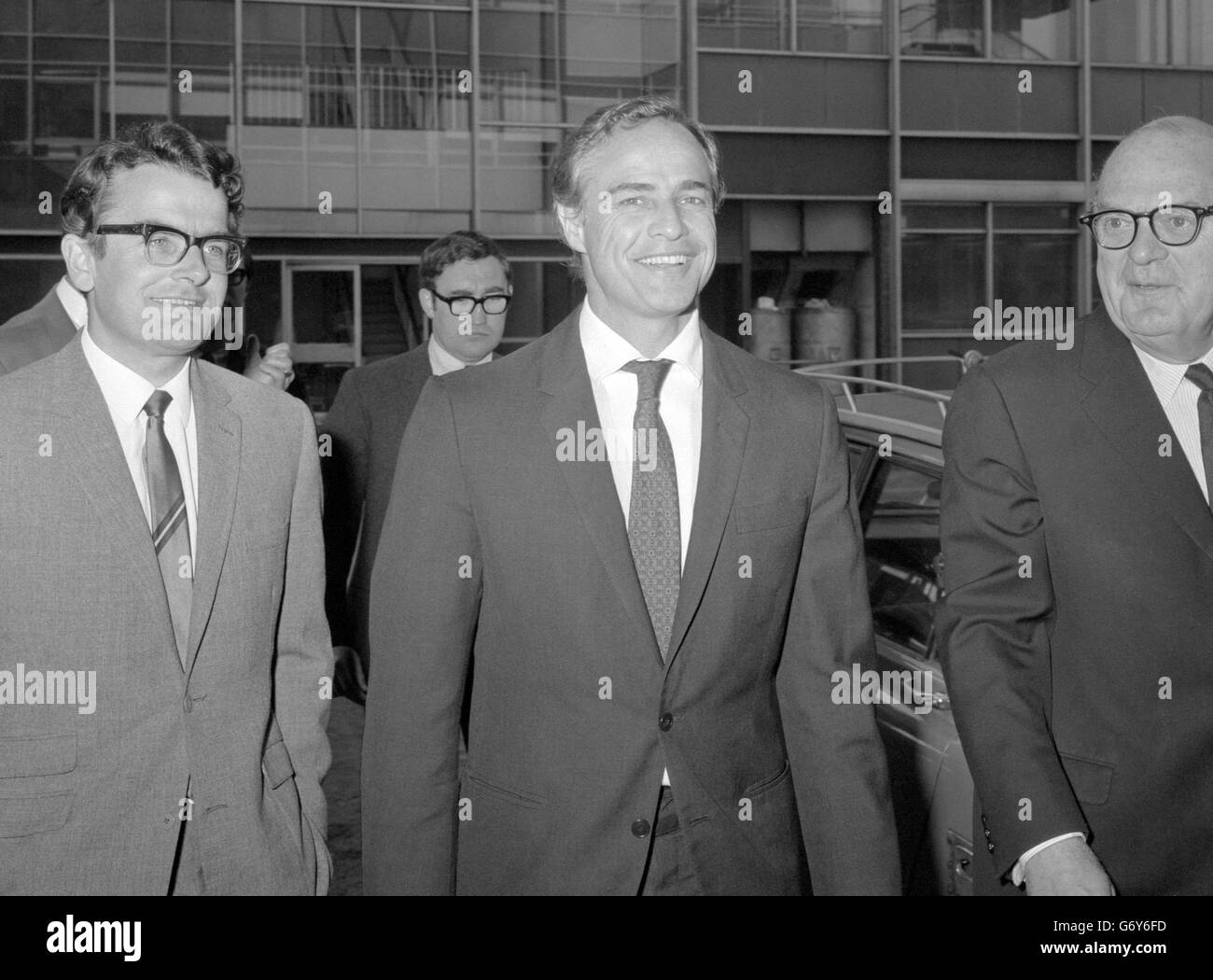 Der amerikanische Filmschauspieler Marlon Brando, der vor kurzem seine Entscheidung bekannt gab, seine Filmkarriere aufzugeben und seine Zeit der Arbeit für die Bürgerrechtsbewegung in den Vereinigten Staaten zu widmen, nachdem er am Londoner Flughafen Heathrow angekommen war. Er ist hier, um an einer Fernsehsendung teilzunehmen, die sich mit dem Rassenproblem der USA befasst. Stockfoto