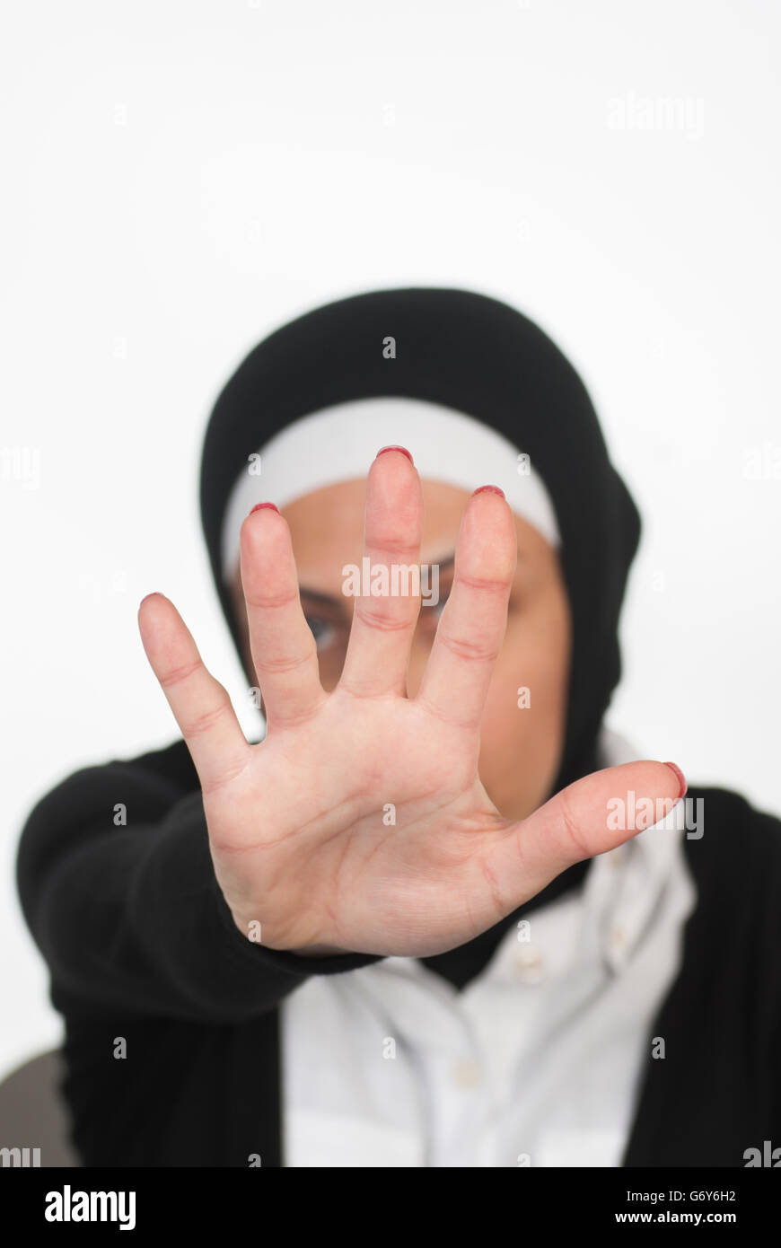 Muslimische Frau tragen Hijab mit einer Handbewegung stop Stockfoto