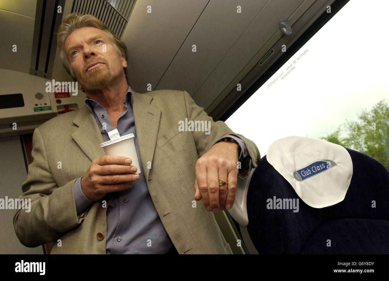 Sir Richard Branson beim Start von Virgin Trains 'Kippzug' von Reading Station nach Birmingham. Der erste Kippzug, der Fahrgäste befördert, wird von der Firma Virgin Trains von Sir Richard Branson betrieben. Sir Richard schloss sich den Kunden des Virgin Crosscountry Service an, der heute Morgen in den Neigungsmodus zwischen Oxford und Banbury ging. Der Kippbetrieb mit einer Geschwindigkeit von 110 km/h auf einem Super Voyager-Zug läutet in diesem Herbst den Start der in Italien gebauten Pendolino-Züge der West Coast Main Line mit einer Geschwindigkeit von 125 km/h ein. Stockfoto