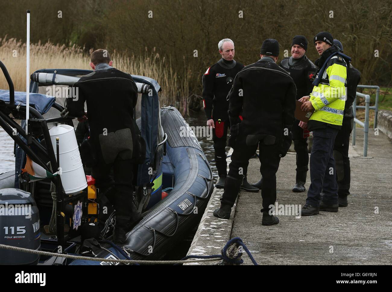 Mitglieder der Garda sub aqua Einheit in Hodson Bay, als sie sich auf die Suche nach Lough Ree in Co Westmeath, für einen Mann, der noch fehlt nach einem Unfall, wo das Boot, in dem er mit zwei anderen gekentert gestern Nachmittag war. Stockfoto