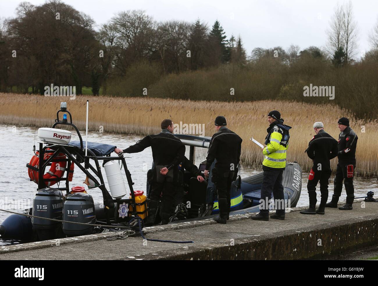 Mitglieder der Garda sub aqua Einheit in Hodson Bay, als sie sich auf die Suche nach Lough Ree in Co Westmeath, für einen Mann, der noch fehlt nach einem Unfall, wo das Boot, in dem er mit zwei anderen gekentert gestern Nachmittag war. Stockfoto