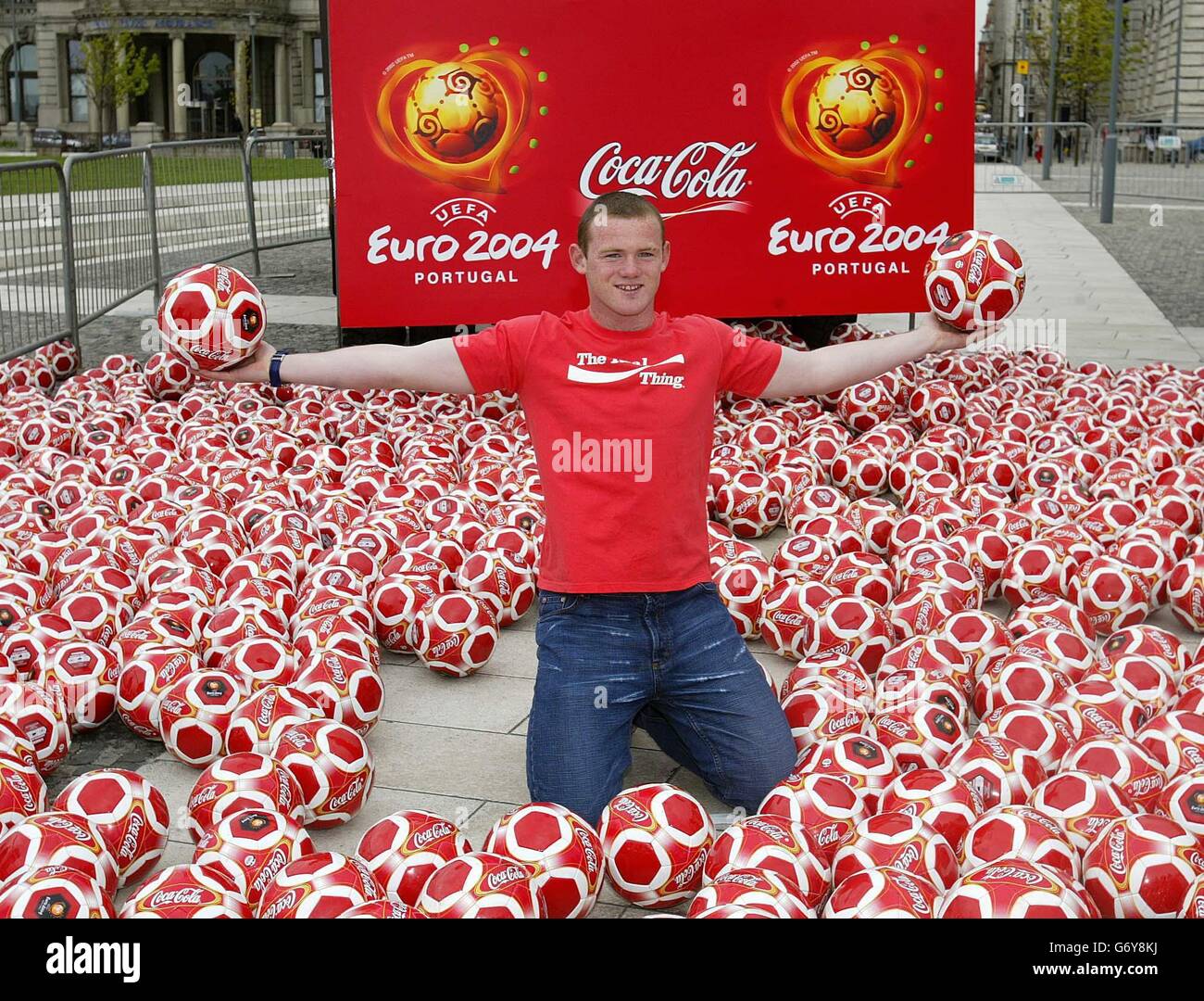 Everton-Star Wayne Rooney mit Tausenden von Coca-Cola-Fußbällen, die auf den Straßen von Liverpool veröffentlicht wurden. Die Softdrinks-Firma bringt die Nation in diesem Sommer in den Treten, indem sie eine Million Fußbälle auf speziellen Dosen, Flaschen und Multipacks von "Coca-Cola" verschenkt und eine "Get Kicking"-Tour startet, um alle im ganzen Land zu ermutigen, Spaß beim Kicking zu haben. Stockfoto