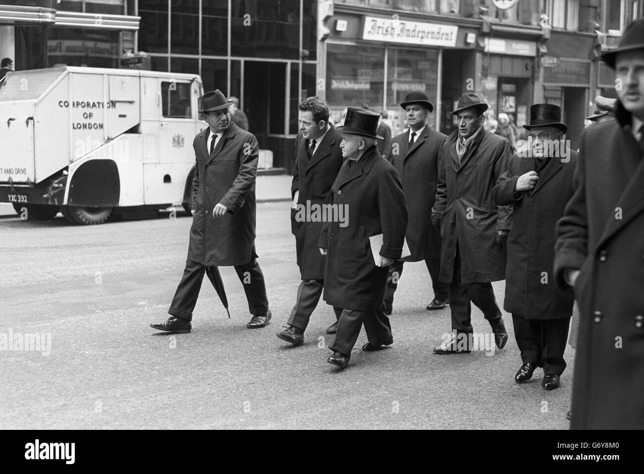 Präsident Zalman Shazar von Israel (zweiter von rechts) und David Ben-Gurion (Mitte, Seidenhut), ein ehemaliger israelischer Premierminister, in einer Gruppe, die von der St. Paul's Cathedral zurück zu ihrem Londoner Hotel geht, nachdem sie Sir Winston Churchills Beerdigung besucht haben. Sie gingen zu und von der Kathedrale, weil sie unter jüdischer Religion am jüdischen Sabbat verboten sind, mit dem Auto zu fahren. Stockfoto