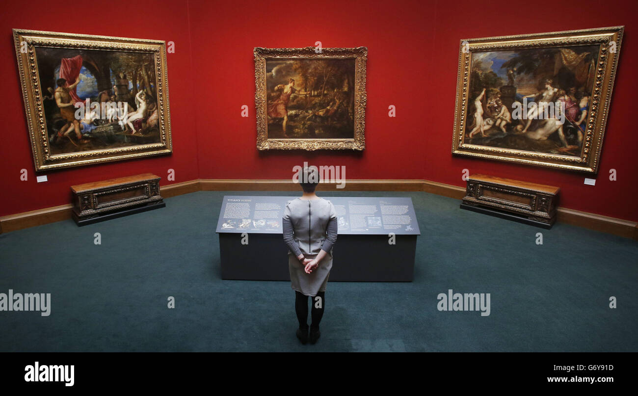 Patricia Convery, Mitarbeiterin der Scottish National Gallery, betrachtet drei Gemälde von Titian, Diana und Actaeon (links), The Death of Actaeon (Mitte) und Diana und Callisto, die Teil der Ausstellung Tizian and the Golden Age of Venetian Art in der Scottish National Gallery in Edinburgh sind. Stockfoto