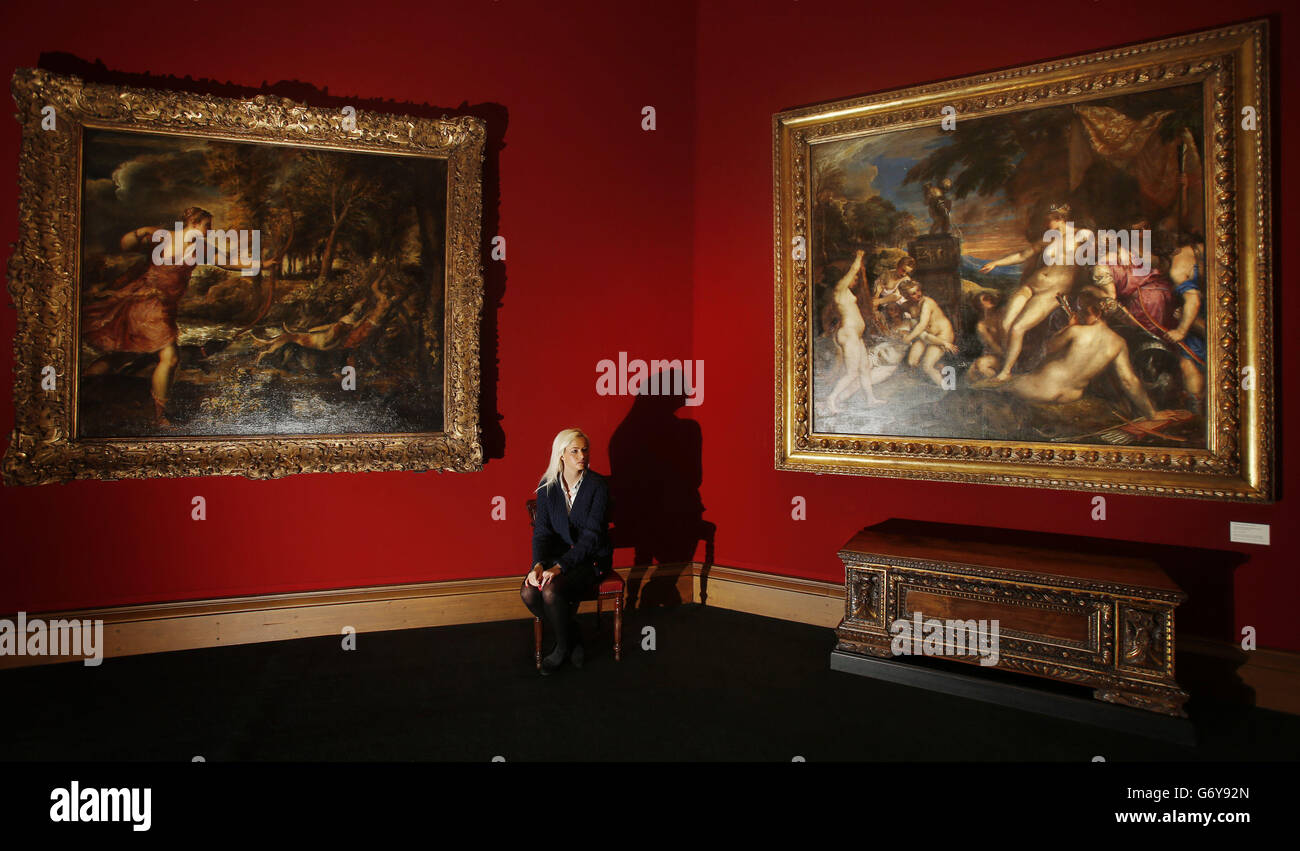 Claire Pentony, Mitarbeiterin der Scottish National Gallery, sitzt vor zwei Gemälden von Titian, dem Tod von Actaeon (links) und Diana und Callisto, die Teil der Ausstellung Tizian und das Goldene Zeitalter venezianischer Kunst in der Scottish National Gallery in Edinburgh sind. Stockfoto
