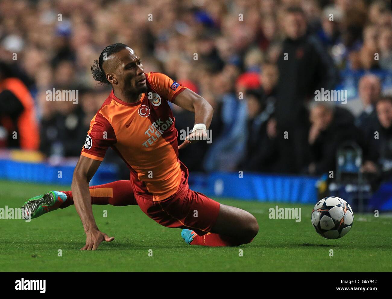 Galatasarays Didier Drogba (im Bild) geht vor Chelseas Gary Cahill hinunter Stockfoto