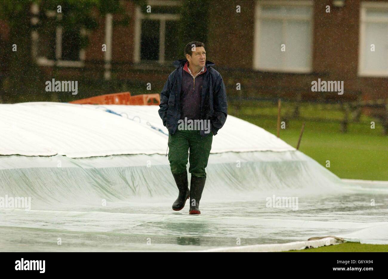 Ein Groundsmen inspiziert das wasserprotokollierte Spielfeld für das Eröffnungs-Tour-Spiel zwischen Neuseeland und britischen Universitäten am Fenners Cricket Ground, Cambridge. Neuseeland wird in diesem Sommer in einer 3-Match-Testserie gegen England spielen. Stockfoto