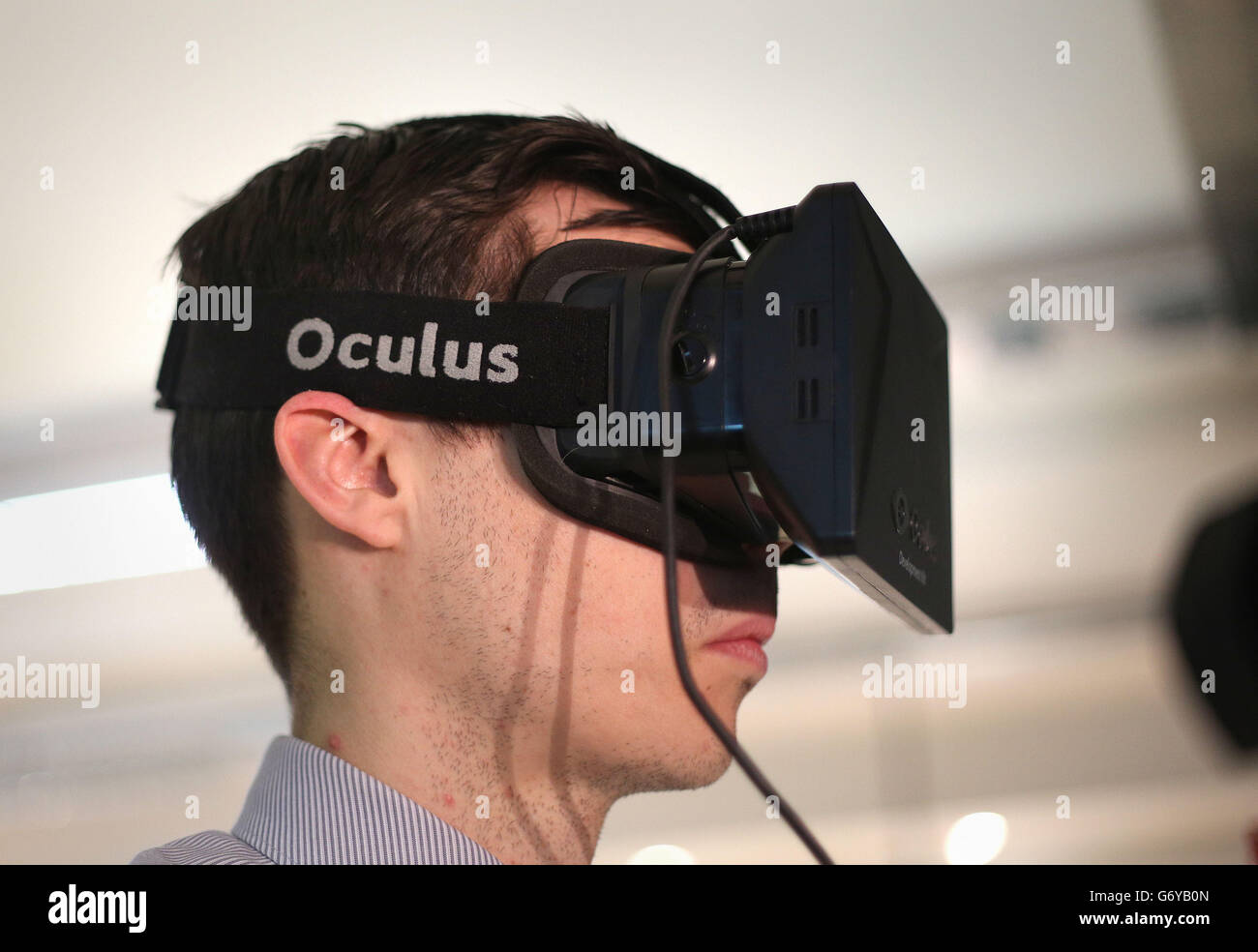 Ein DK1 Oculus Rift-Headset wird in der FLUX Innovation Lounge auf der  Engage in London getragen, da der Social-Media-Gigant Facebook gestern  bekannt gab, dass es eine Vereinbarung zum Kauf des  Virtual-Reality-Headset-Entwicklers Oculus