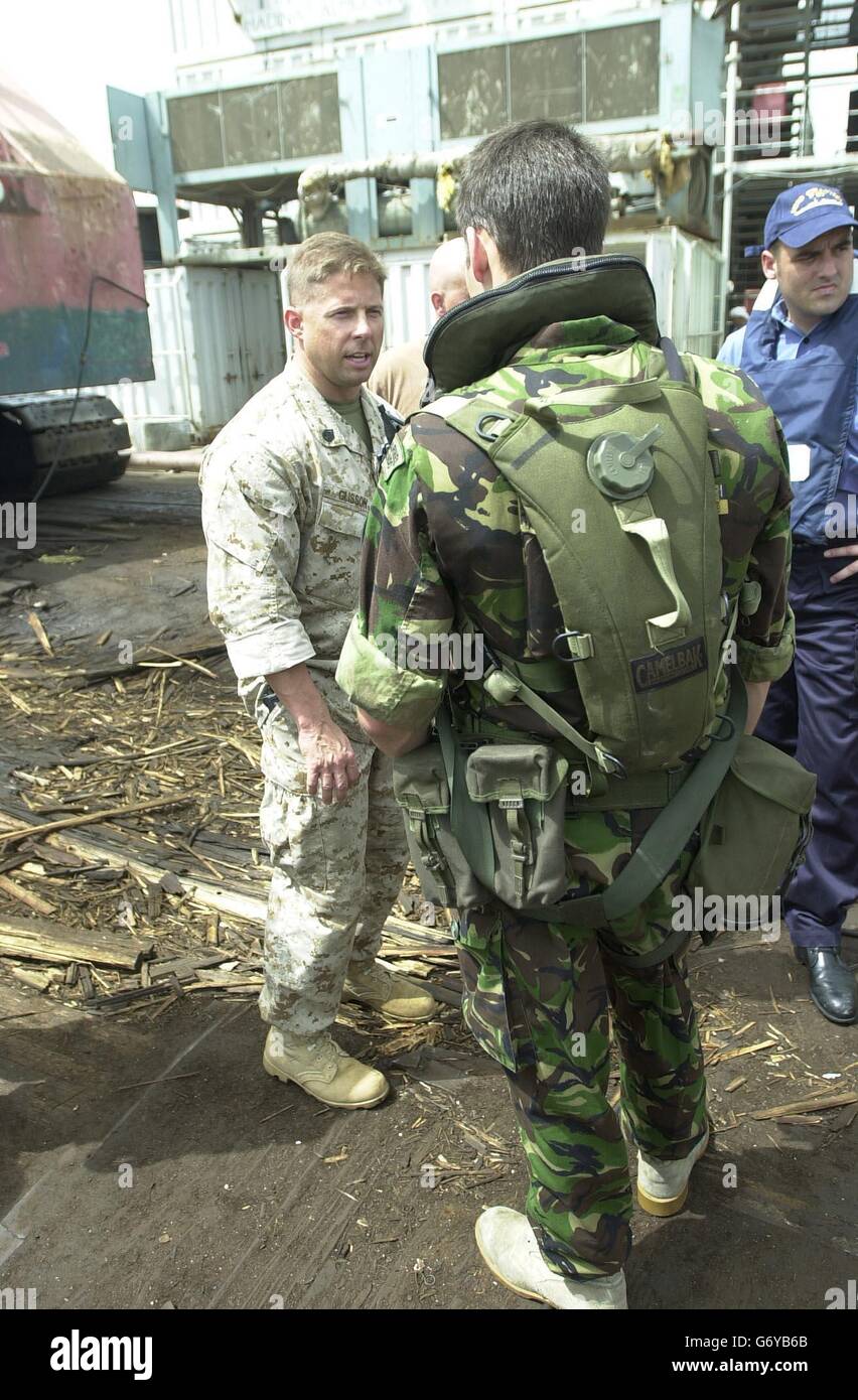 Sergeant David Glisson, 34, aus Georgia, USA, spricht mit Royal Marine 2nd LT Doug Pennefather, 26, auf der Ölplattform Khawr al Amaya vor der irakischen Küste. Pennefather basiert auf der in Portsmouth ansässigen HMS Grafton, die das Gebiet patrouilliert. Stockfoto