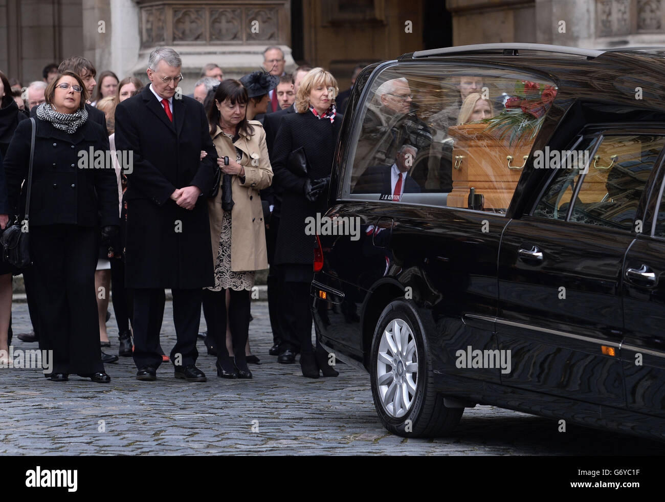 Hilary Benn (zweite links) und Melissa Benn (rechts) mit dem Rest der Familie des ehemaligen Labour-Ministers Tony Benn nach seiner Trauerprozession, als er den New Palace Yard verlässt, um zur St. Margaret's Church, Westminster, im Zentrum von London zu fahren. Stockfoto