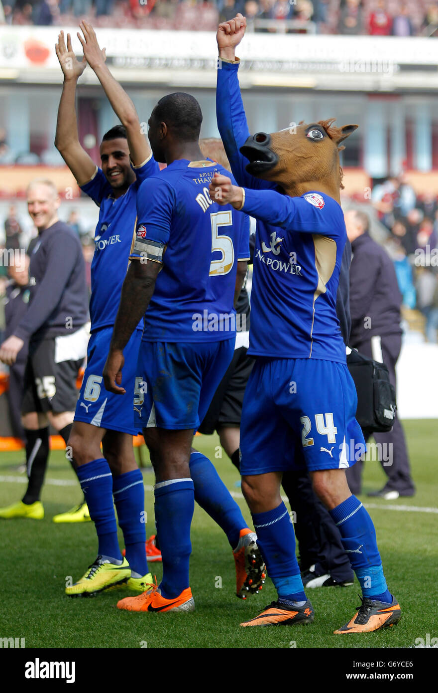 Anthony Knockaert von Leicester City feiert nach dem Spiel mit einer Pferdekopfmaske während des Sky Bet Championship-Spiels in Turf Moor, Burnley. Stockfoto