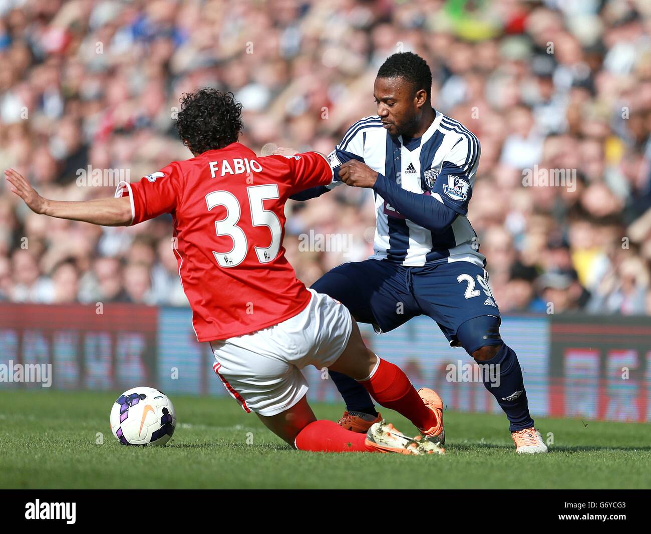 Fußball - Barclays Premier League - West Bromwich Albion / Cardiff City - The Hawthorns. Fabio Da Silva von Cardiff City und Stephane Sessegnon von West Bromwich Albion (rechts) kämpfen um den Ball Stockfoto