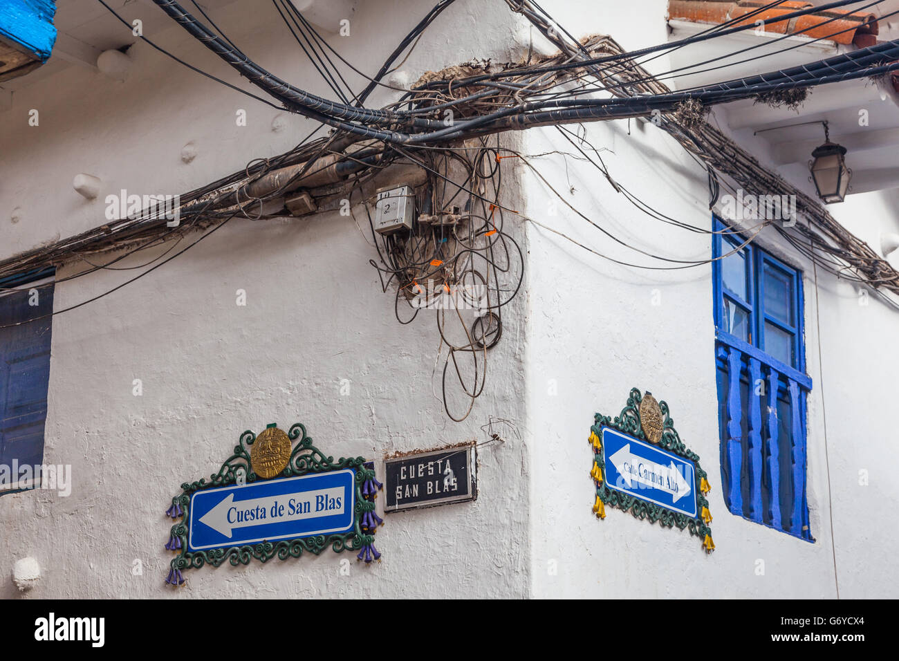 Gefährliche elektrische Verkabelung in Cusco, Peru Stockfoto