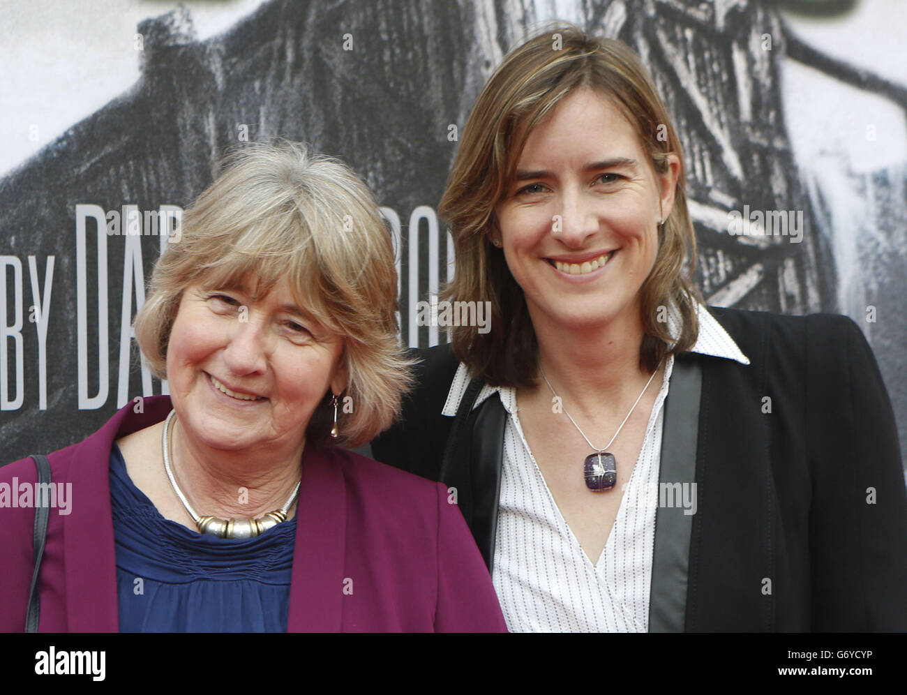 Katherine Grainger und ihre Mutter Liz Grainger (links) bei der Premiere von Noah im Film House in Edinburgh. Stockfoto