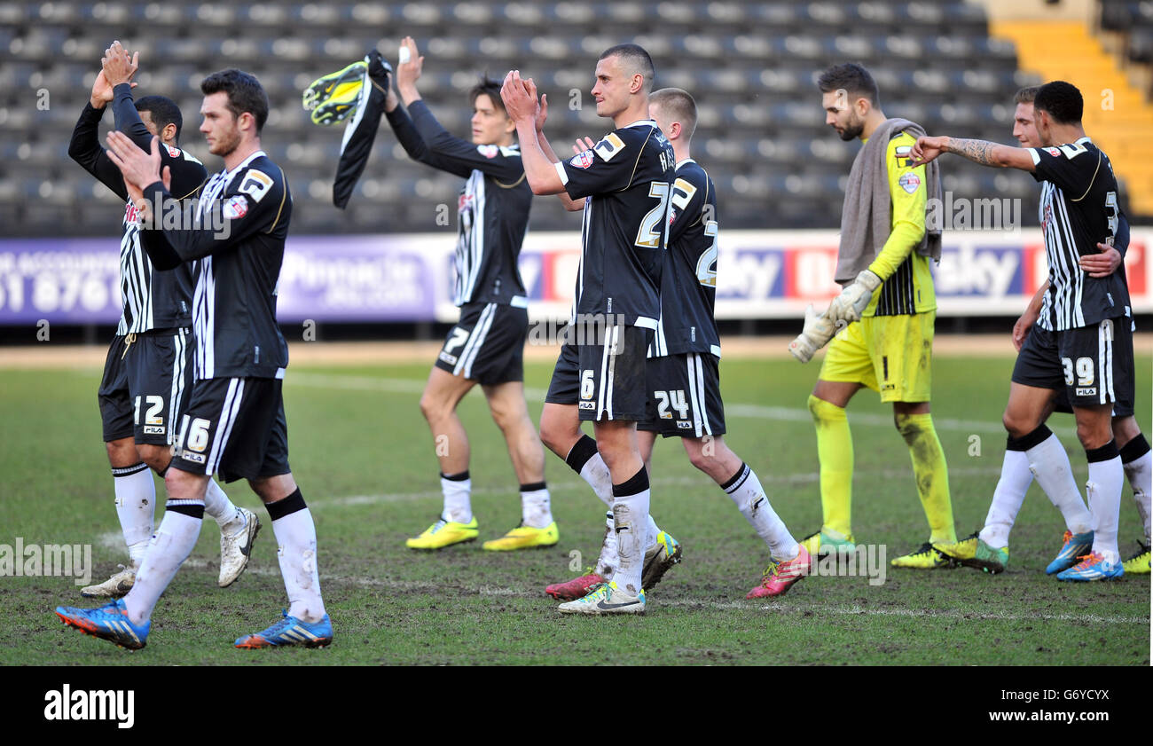 Soccer - Sky Bet League One - Notts County / Colchester United - Meadow Lane. Spieler von Notts County feiern ihren Sieg beim letzten Pfiff Stockfoto