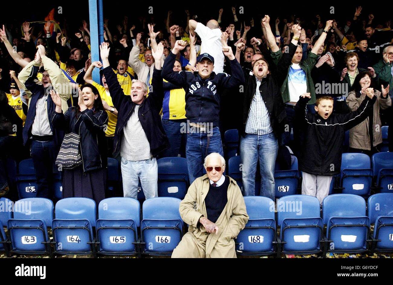 Torquay-Fans feiern die automatische Beförderung in die zweite Liga nach dem Sieg ihres Teams über Southend, während ihres Nationwide Division Three-Matches im Roots Hall Ground von Southend. KEINE INOFFIZIELLE CLUB-WEBSITE. Stockfoto