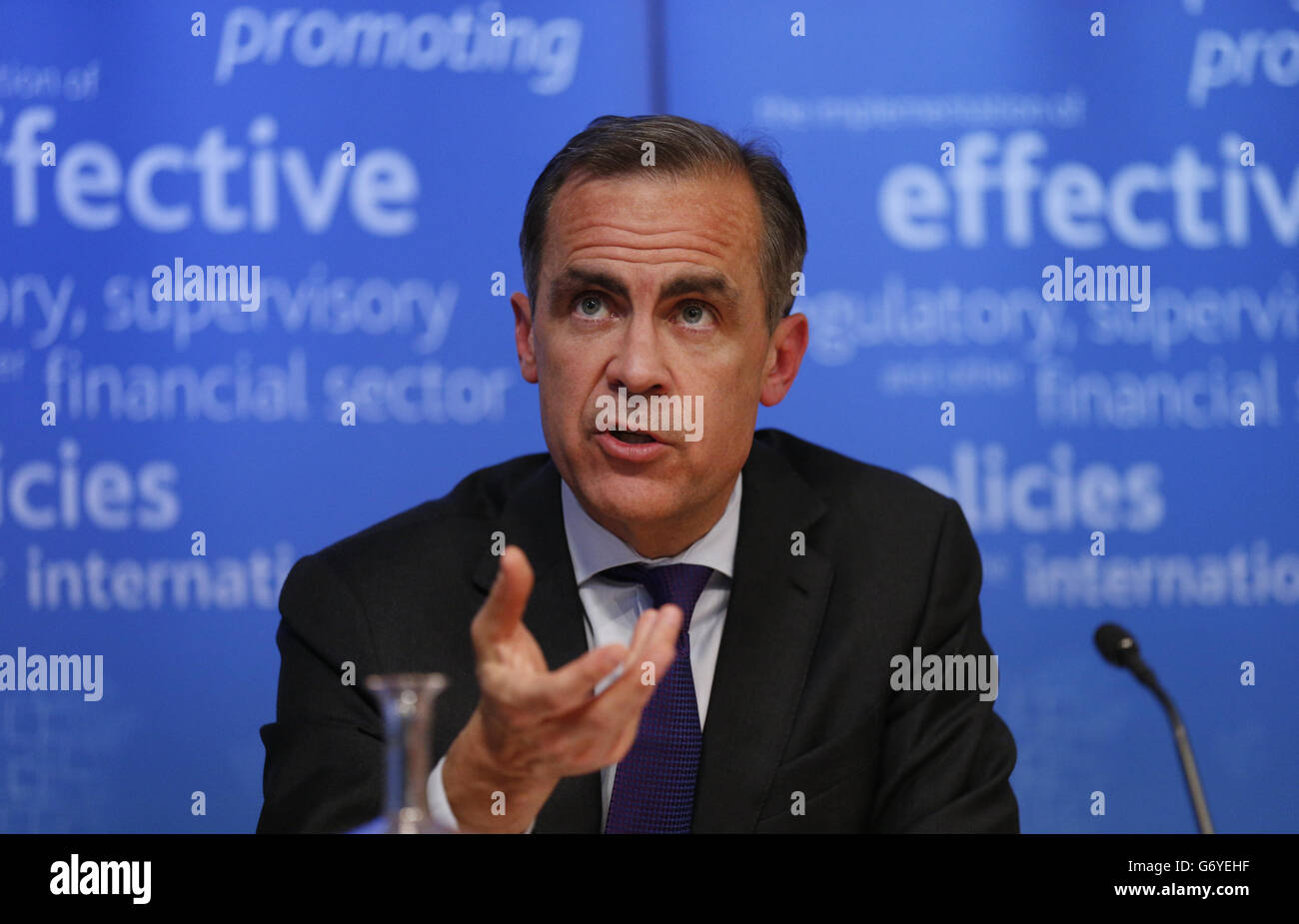 Der Gouverneur der Bank of England, Mark Carney, hält eine Pressekonferenz des Financial Stability Board bei der Bank of England, London. Stockfoto