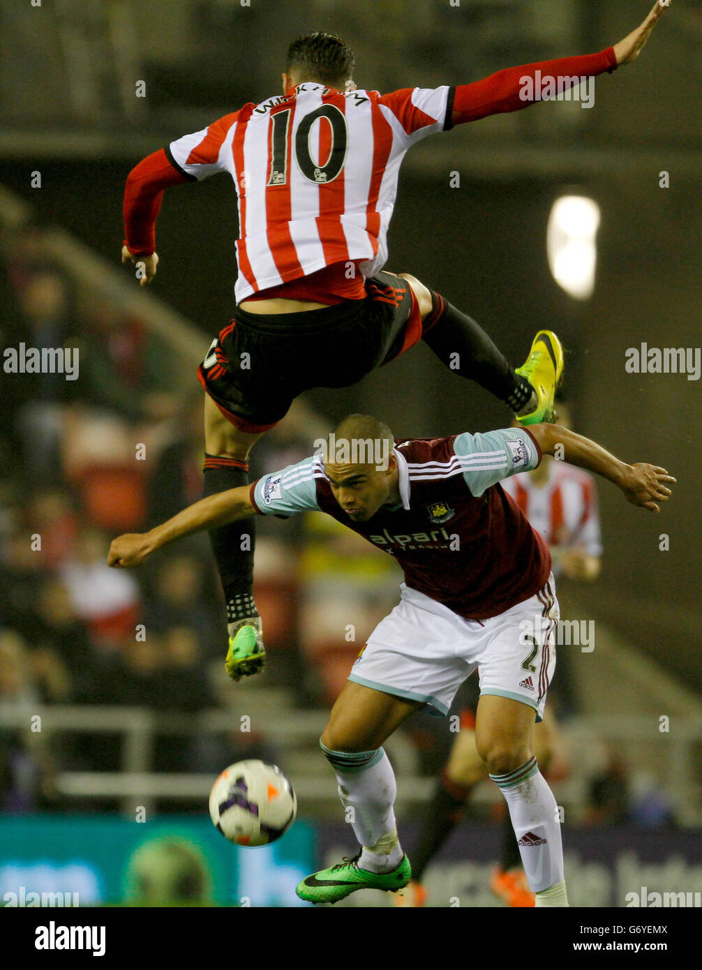 Fußball - Barclays Premier League - Sunderland gegen West Ham United - Stadium of Light. Connor Wickham von Sunderland fordert Winston Reid von West Ham heraus Stockfoto