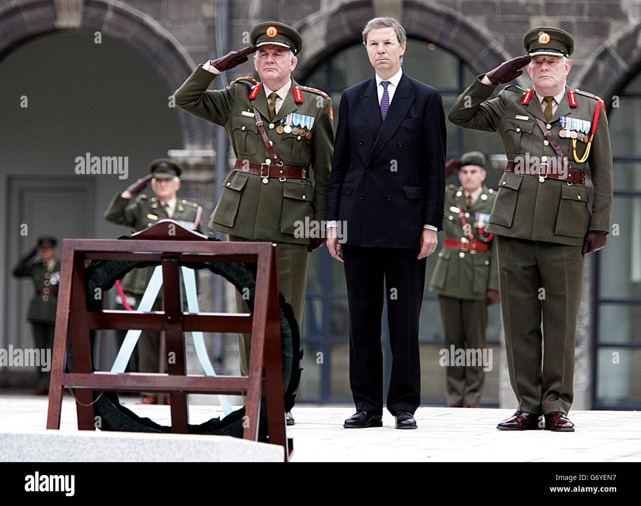 Der Generalsekretär der Vereinten Nationen, Jean-Marie Guehenno (Mitte), wird von Stabschef Generalleutnant Jim Greenan (links) und Brigadier General of Eastern Command Gerry McNamara begleitet, nachdem er irische Soldaten des 4. Field Artillery Regiment, Mullingar, im Royal Hospital Kilmainham, Dublin inspiziert hat. Herr Guehenno, ein französischer Staatsbürger, der mit dem UN-Ministerium für Friedenssicherung zusammenarbeitet, wird sich vor einer Versammlung hochrangiger militärischer und ziviler Mitarbeiter aus der EU und der UNO wenden. Stockfoto