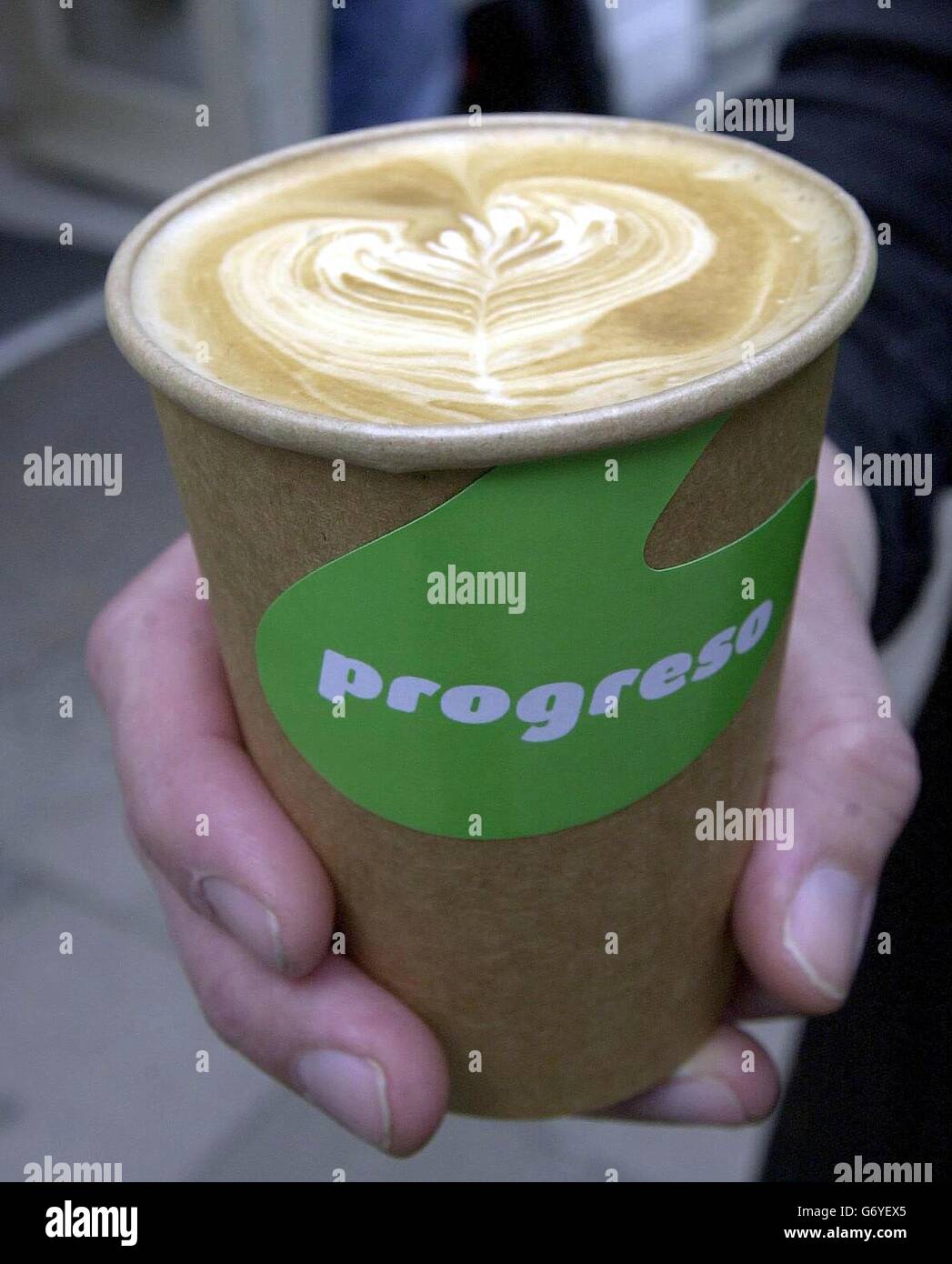 Eine Tasse Kaffee von Progreso, Großbritanniens erster Kette von Fair-Trade-Cafés, in Covent Garden, London, die von Oxfam und Matthew Algie, einem fair gehandelten Kaffeerösterunternehmen, ins Leben gerufen wurde. Oxfam hofft, die beispiellose Nachfrage nach Fair-Trade-Produkten - die den Erzeugern einen fairen Preis garantieren - zu nutzen, um die Kluft zwischen Kaffeebauern in den Entwicklungsländern und Kaffeeliebhabern auf der Hauptstraße zu verringern. Stockfoto