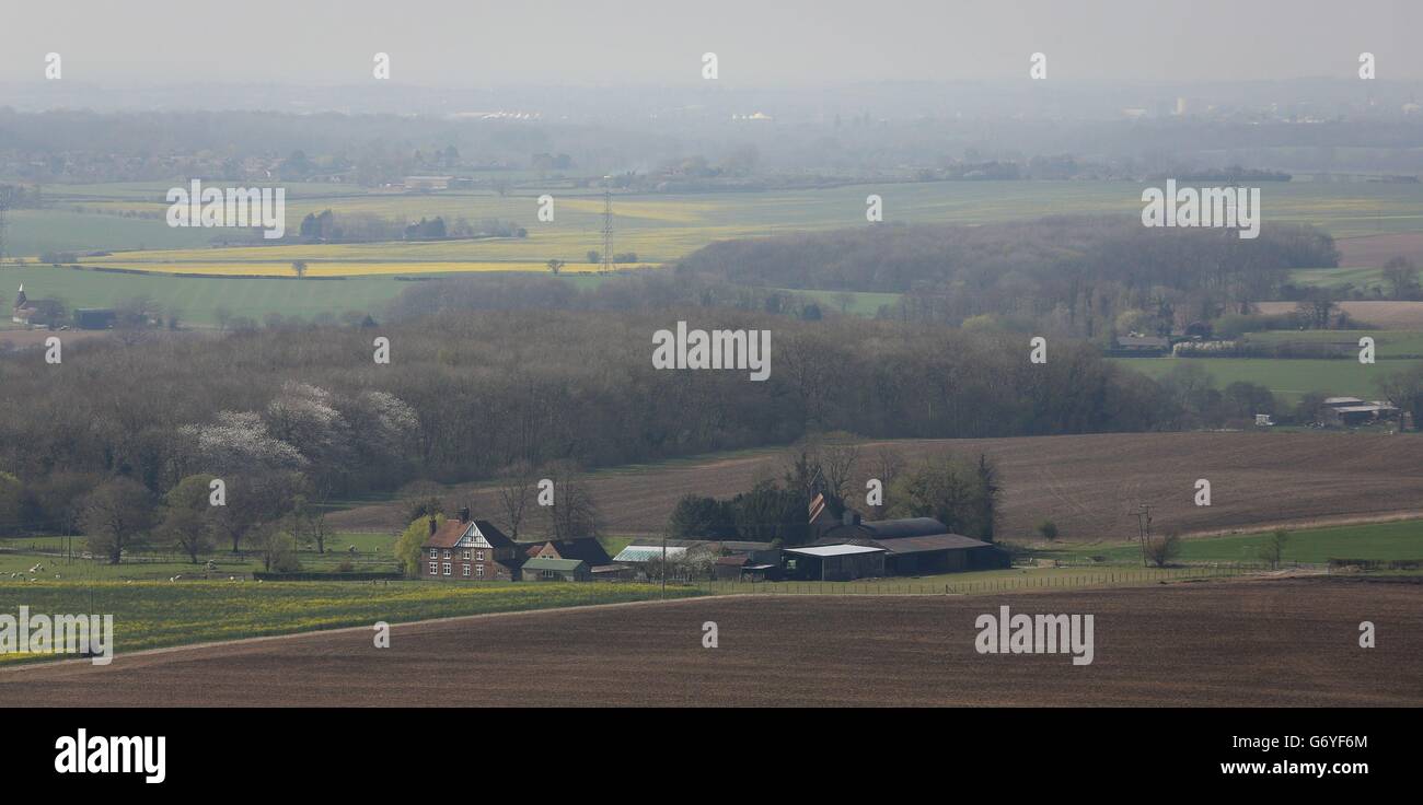 Eine allgemeine Ansicht von Dunst und Smog über der Landschaft bei Hythe, Kent, da Gesundheitswarnungen von der Regierung für die hohe Luftverschmutzung ausgegeben werden, die über Teile von England hinwegfegt. Stockfoto