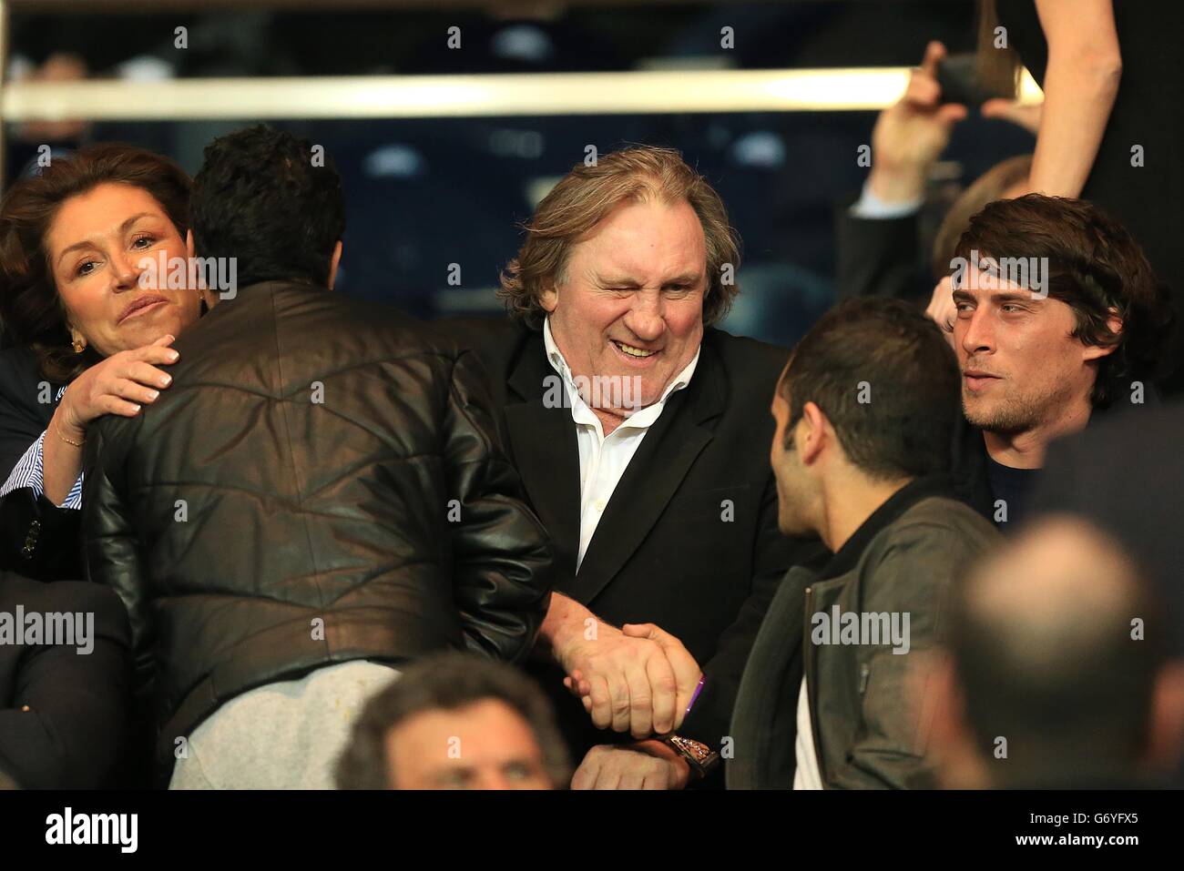Fußball - UEFA Champions League - Viertelfinale - Erstes Bein - Paris Saint-Germain gegen Chelsea - Parc des Princes. Der französische Schauspieler Gerard Depardieu (Mitte) wird auf den Tribünen begrüßt Stockfoto
