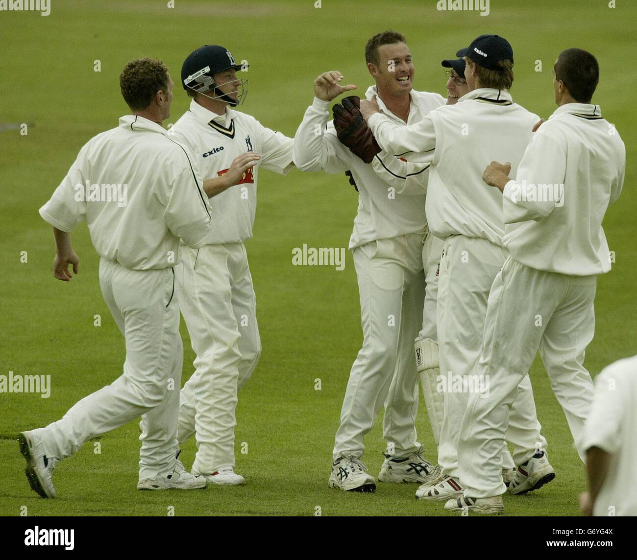 Dewald Pretorius (Mitte) von Warwickshire feiert die Teilnahme am Wicket des Surrey-Opener Scott Newman, der am zweiten Tag ihres County Championship Division One-Spiels in Edgbaston, Birmingham, von Wicketkeeper Tony Frost (3. Rechts) hinter sich gelassen wurde. Stockfoto