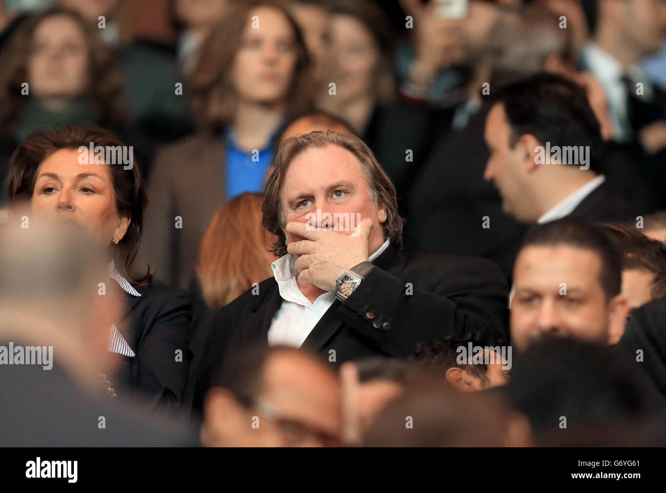 Fußball - UEFA Champions League - Viertelfinale - Erstes Bein - Paris Saint-Germain gegen Chelsea - Parc des Princes. Gerard Depardieu (Mitte) auf den Tribünen Stockfoto