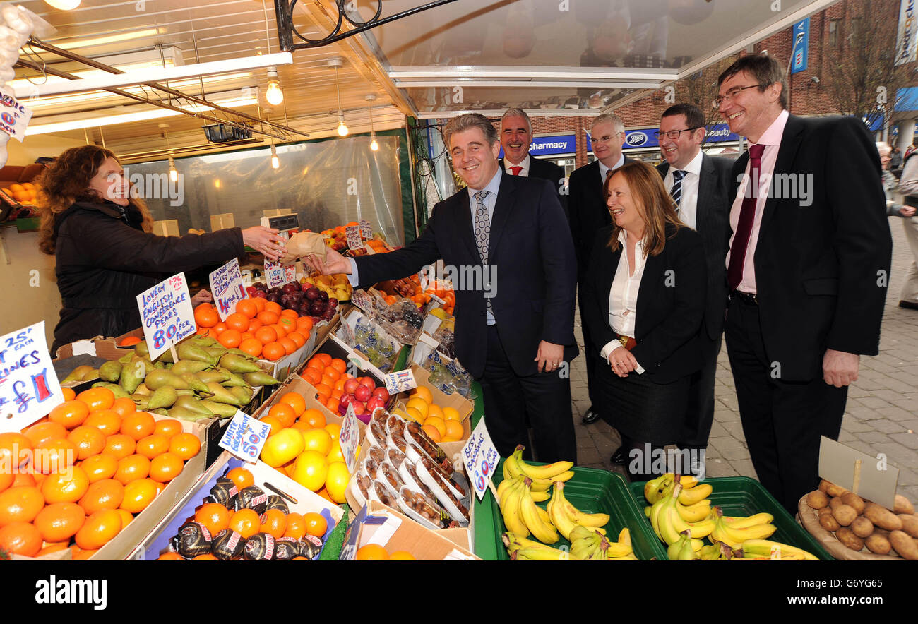 (Von links nach rechts) MP von Brandon Lewis, High Streets Minister, Kingsley Taylor, Bereichsleiter Business Banking bei Santander, Peter Donohoe, Head of Region bei Marks and Spencer, Karl Crane, Stores Director bei Boots UK, Jane Pritchard, Enterprise Director bei Business in the Community, Und Martyn Hulme, Managing Director of Cooperative Estates bei The Co-operative Group und Chair of Business bei der Healthy High Streets Steering Group der Gemeinde, führt den 6-tägigen Markt in Great Yarmouth, Norfolk, England, durch, um BITC's neue Healthy High Streets Kampagne zu starten und mit Unternehmen zur Unterstützung Großbritanniens zusammenzuarbeiten Stockfoto